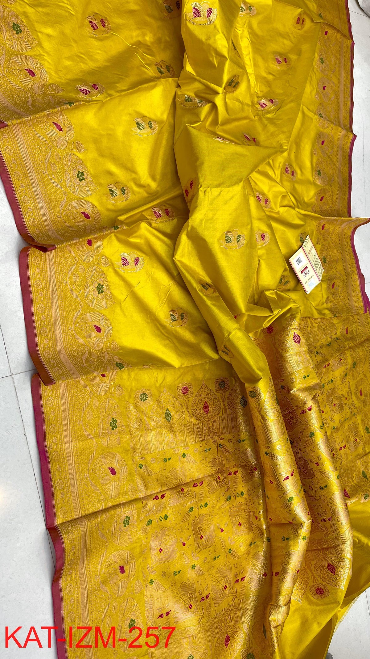 Pure Handloom banarasi KATAN **Checks +Meenakari* SAREE
*KATAN Checks + Meenakari*
Silk Sarees with antique Jari
*Rich Pallu
* Blouse with Border
* Smooth & Soft Fabric