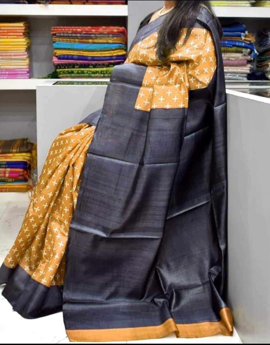 🪴New Design Of Tussar By Ghicha Screen Print Silk Saree
All Saree Comes R Matching
Saree. Colour Tassels.
Hand Loom. Saree ..
Running Blouse..Pc ( Saree's Colour)
💯% Silk Saree Comes.With Silk Mark Certificate (Tag)
Quality 💯% Assured