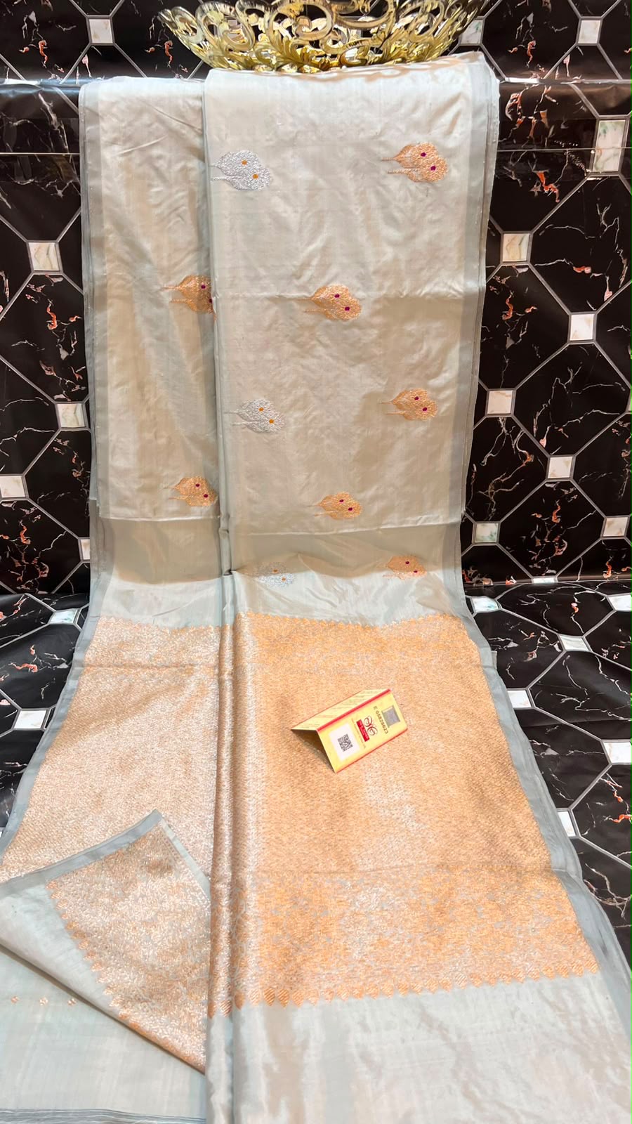 EXCLUSIVE HANDLOOM PURE KATAN SILK
• Fancy Katan, Double Warp
• All-over Meenakari Poth Boota
• Piping Kanji Border with Antique Zari
• Rich Pallu & Heavy Blouse
• Silk Mark Certified
• Smooth & Soft