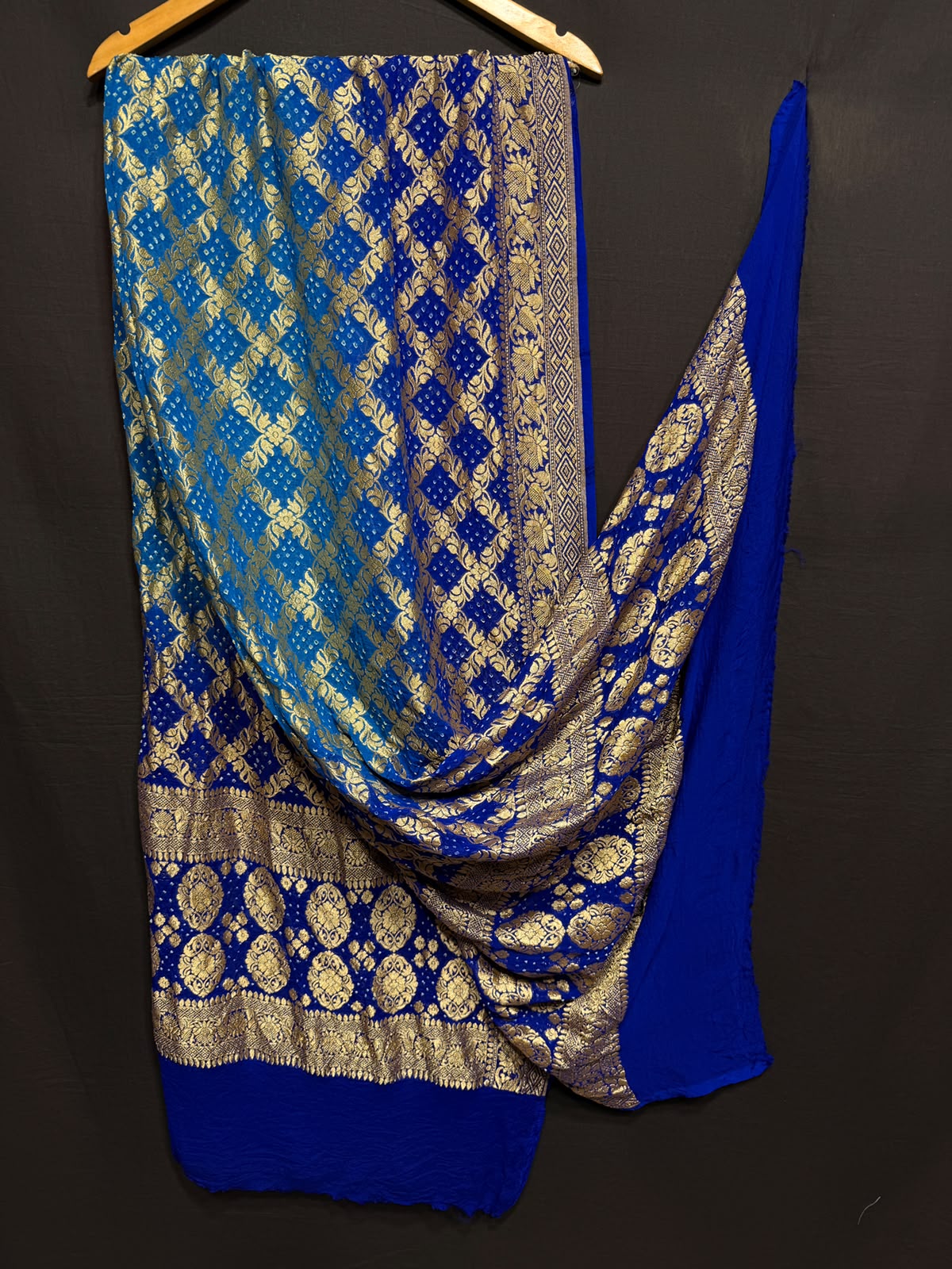 **Nim Zari Bandhej Dupatta**
- **Fabric:** handwoven Georgette
- **Design:** Beautiful Bandhej, Real Nimzari
- **Quality:** Best quality & colour
- ** colour:** pastel & Dark
**Description:**
- **Length:** 2.50 meters, full length
- **Use:** Dress & Lehenga Choli Dupatta