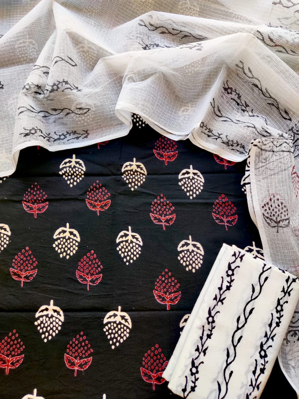 Block printed cotton suit with kota doriya duppta
Top @ bottom *cotton*
Duptta *kota doriya*