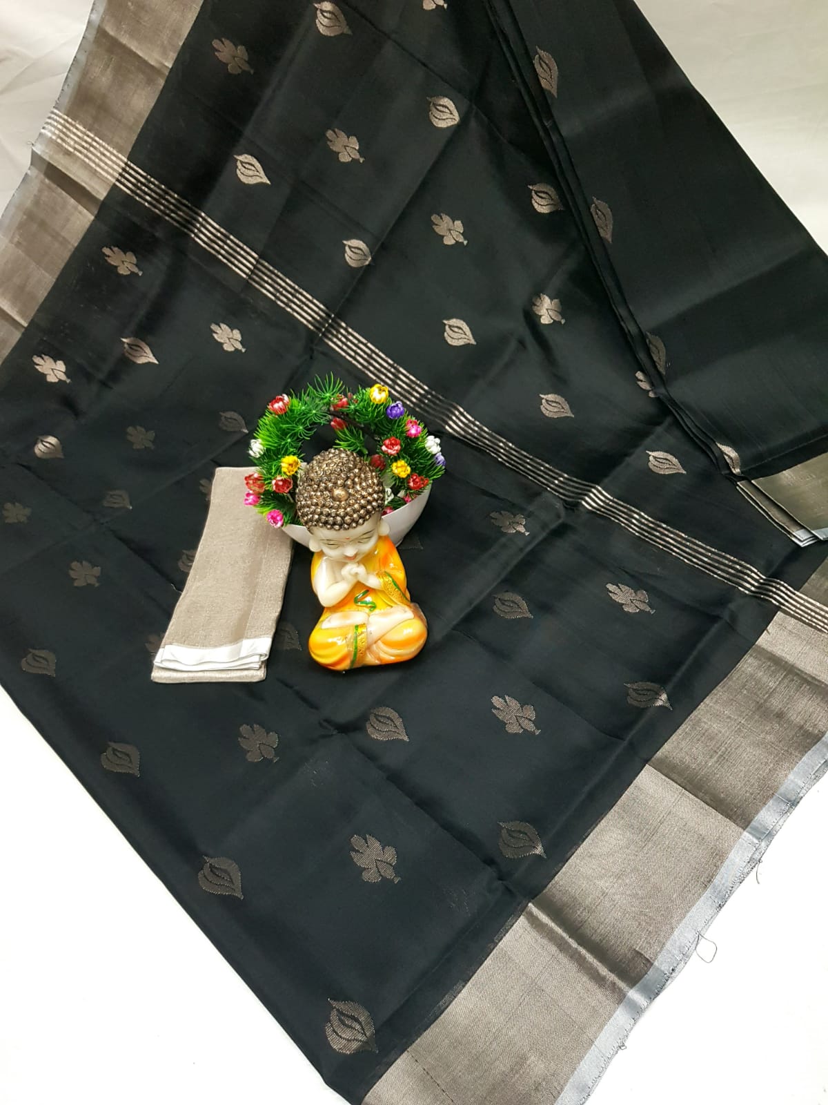 🌹uppada pattu🌹 💐 🌹 Dollar buta sarees 🌹💐
🌹Good quality 💐👌👌👌
Fabric: uppada pattu/pattu 💐💐