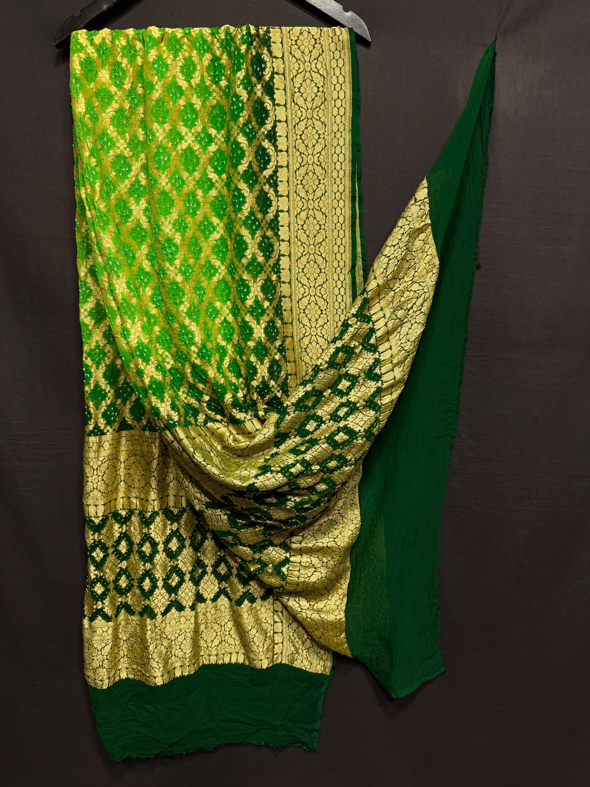 **Nim Zari Bandhej Dupatta**
- **Fabric:** handwoven Georgette
- **Design:** Beautiful Bandhej, Real Nimzari
- **Quality:** Best quality & colour
- ** colour:** pastel & Dark
**Description:**
- **Length:** 2.50 meters, full length
- **Use:** Dress & Lehenga Choli Dupatta