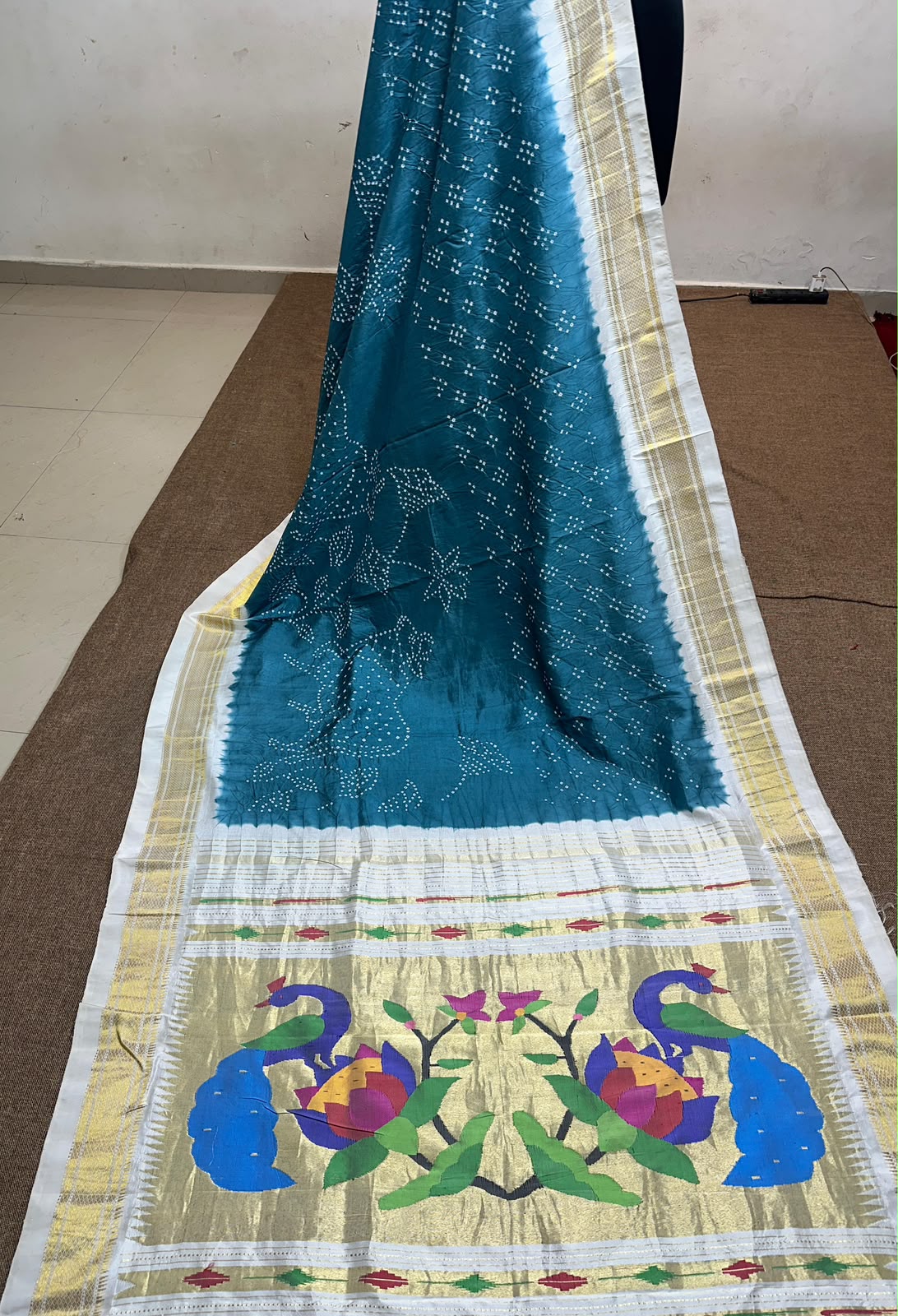 Handmad bandhni
on pure.silk
handwoven paithani