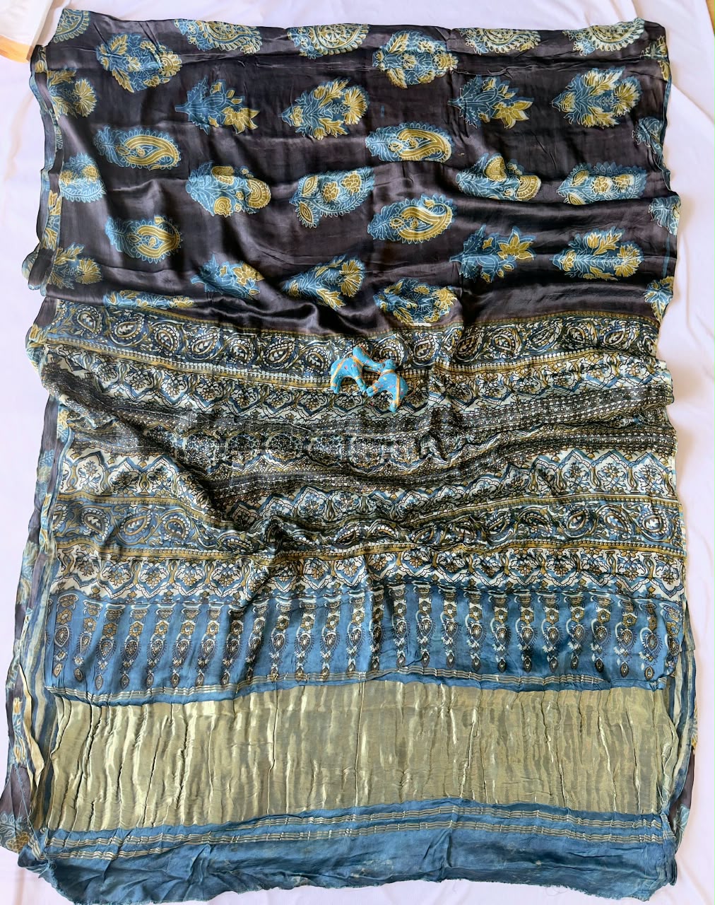 Expo quality *Pure 100% LAGDI PATTA MODAL Gajji Silk Saree*
Bagru handblock print
Ajrakh print & Rapid print
Print detail's
*Ayurveda Redefined Anar chilka*
*Nashpal dye Ajrakh print*
*Hand Block & dabu print*
Use only natural
(Pomegranate peel)
With beautiful printed blouse
Saree length:- 6.5m with blouse 👚
Premium quality