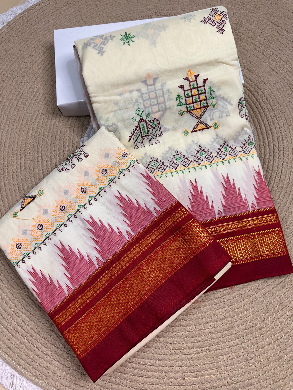 Material - Maserised cotton
Border - Temple border, Chikki Paras
Saree Name -Tana warpa kasuti saree
Pallu -Ilkal pallu
Blouse -contrast
Handloom -no
Saree length- 6.2