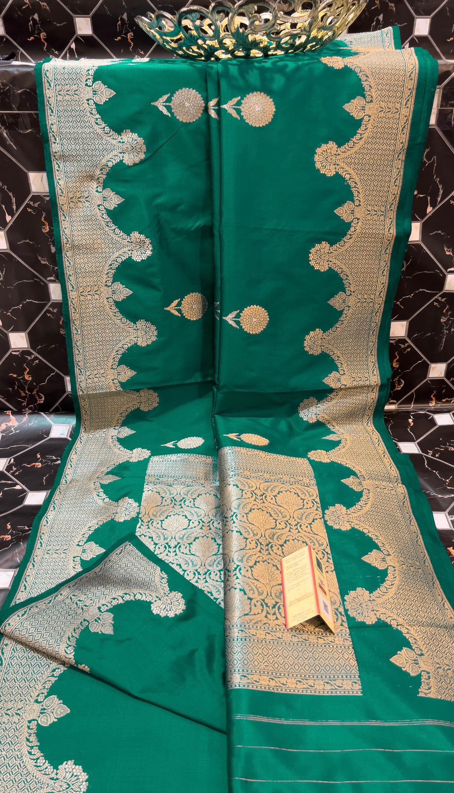 Exclusive Pure Katan Silk Handloom Saree
All-Over Alfi Boota | Kaduwa Border | Pista Zari Work
Rich Pallu | Running Blouse | Silk Mark Certified
Lightweight, Smooth & Soft