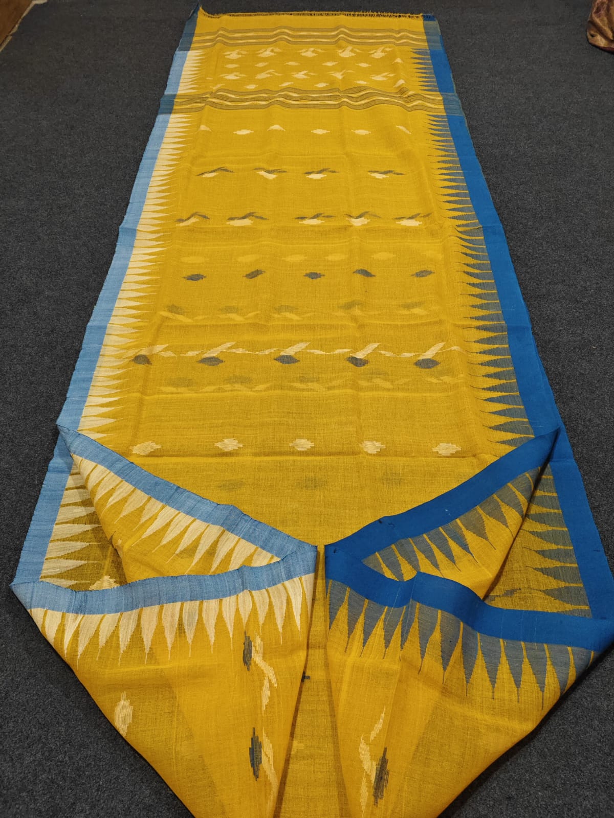 Authentic handloom
monipuri cotton saree
With bp