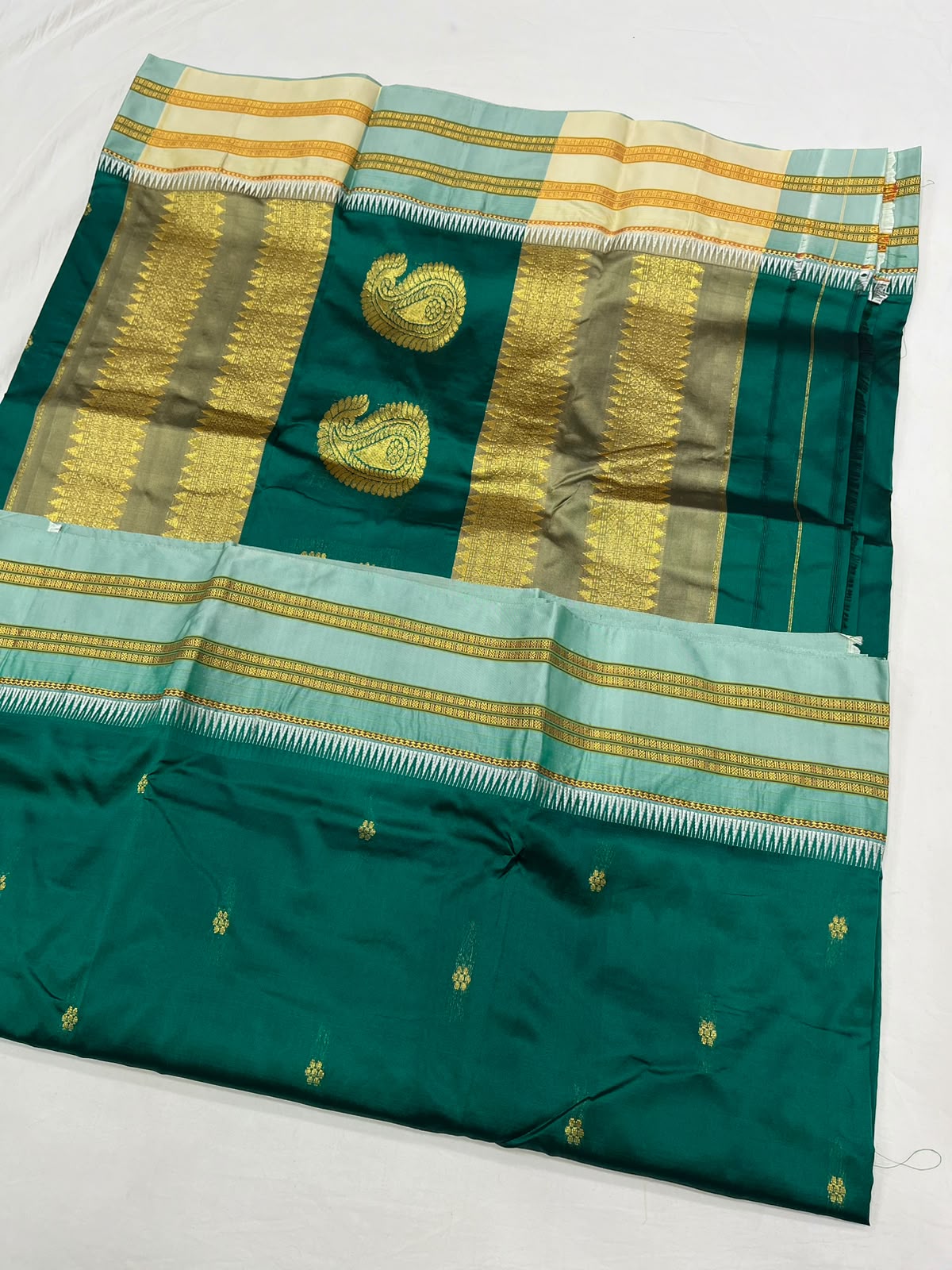 *Narayanpeth silk saree*
Running blouse
Shoulder butti
Pure silk
*Price: 6300/- + ship*