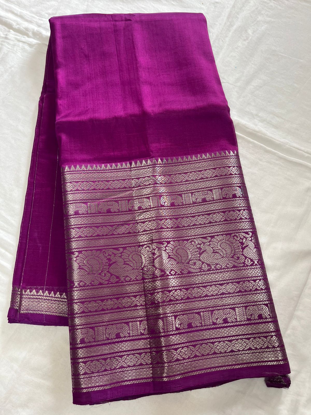 **Material **:- Mangalagiri handloom pattu by cotton (silk cotton)
**Mode **:- 400/50 big Kanchi border saree with all-over plain pattu and tick weavings sarees
Running zari lines pallu & plain blouse