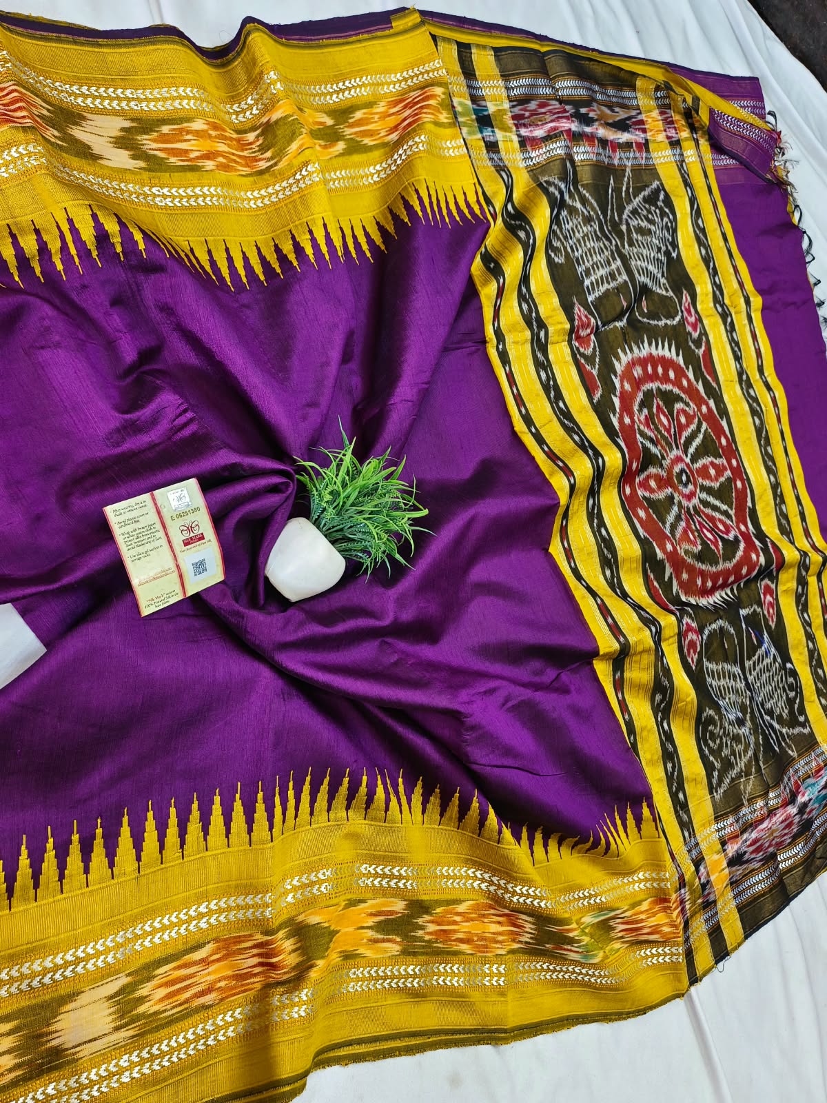 *Pure raw silk handloom Ikkat and vidarbha temple border saree with contrast blouse*
Pure raw silk saree
Silk mark certified
Handloom made
Best quality