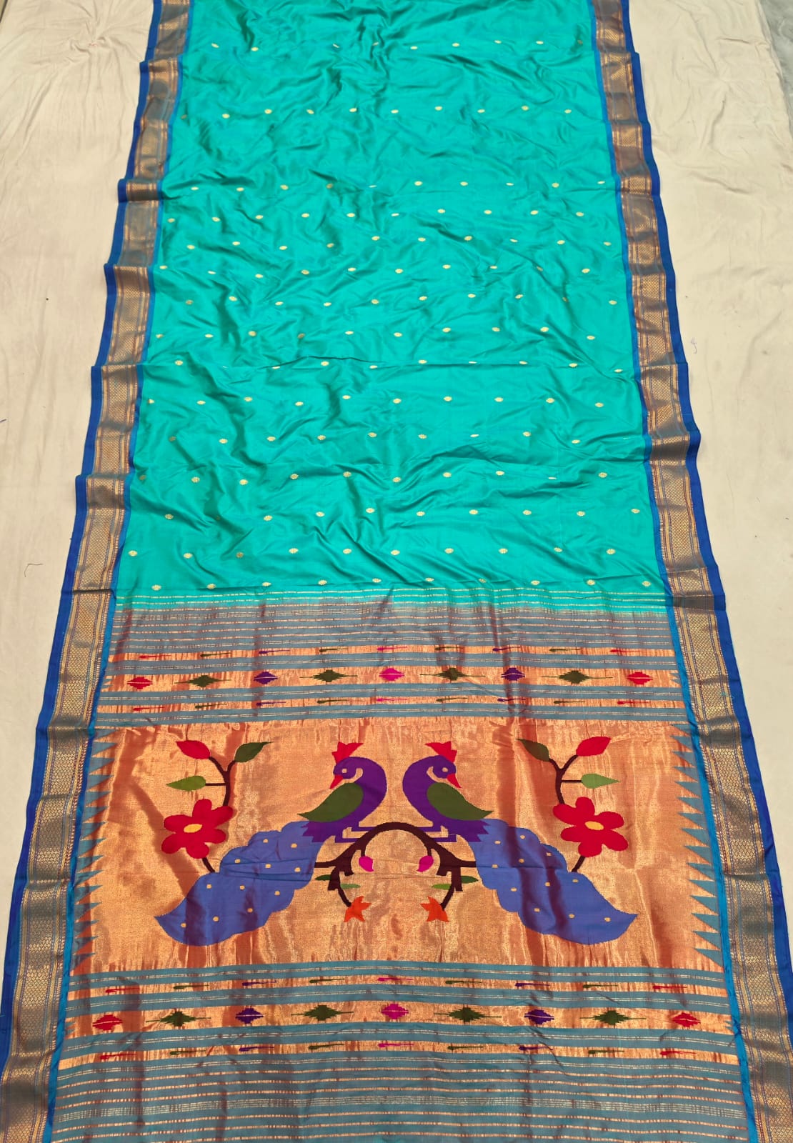 *Yeola Paithani*
Pure Silk
Fancy pallu
💯 Handwoven
Silkmark Certified
Shoulder Buttis
Quality Weaving 👌🏼
With Running Blouse