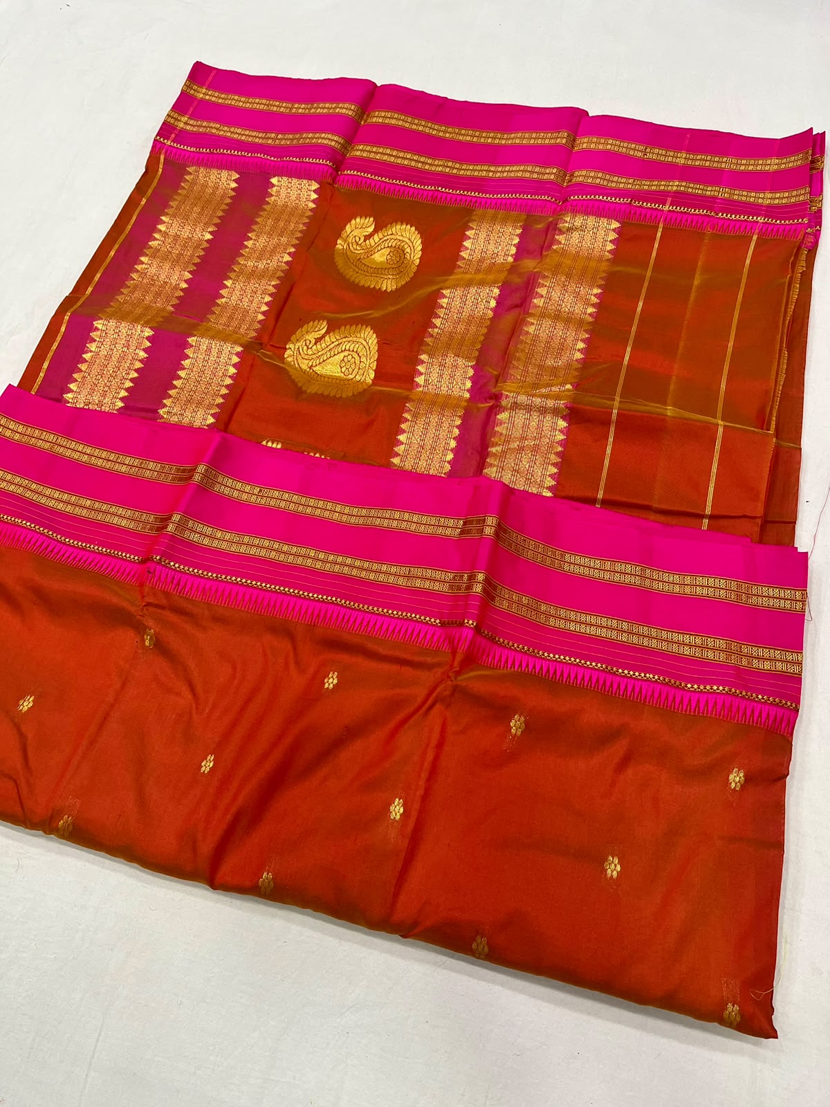 *Narayanpeth silk saree*
Running blouse
Shoulder butti
Pure silk
*Price: 6300/- + ship*