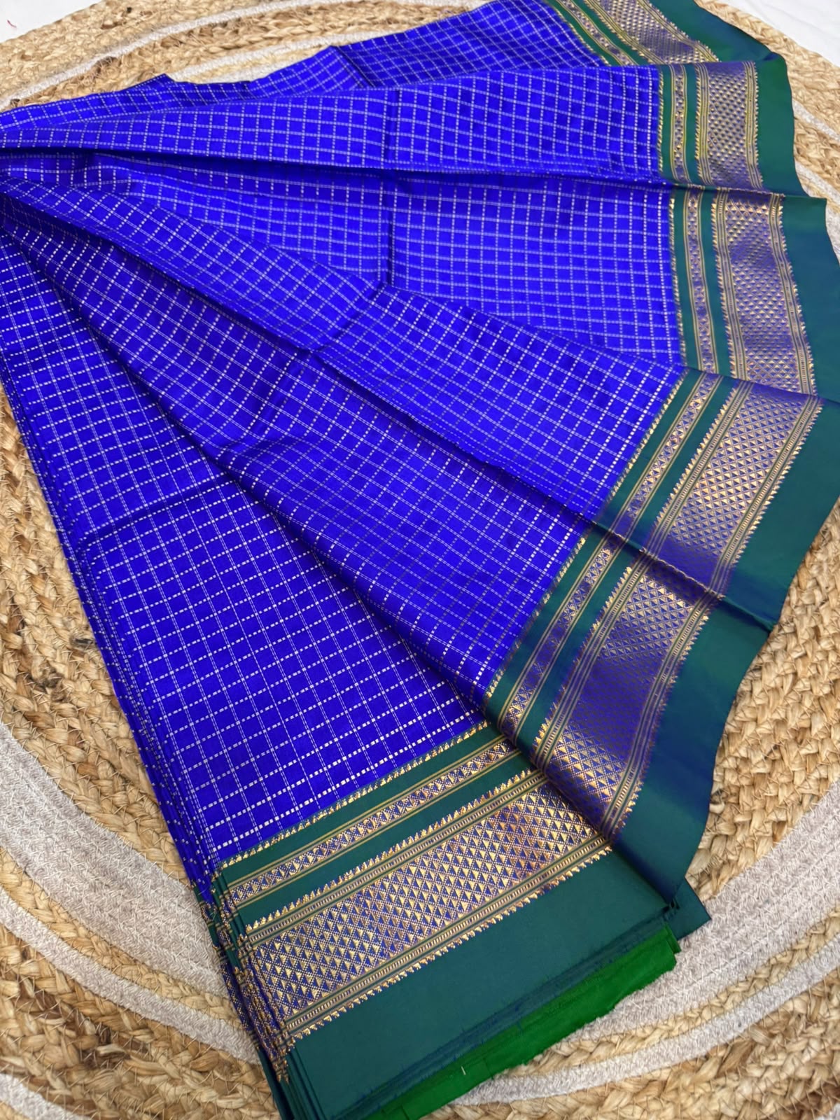 *Ilkal saree with silk mark approved*
*Pure silk chukki Faras border* superior quality
Body small checks design popularly known as *Chaduranga Chukki* & *Zari lines* ilkal saree
With running blouse saree
*Price - 16500