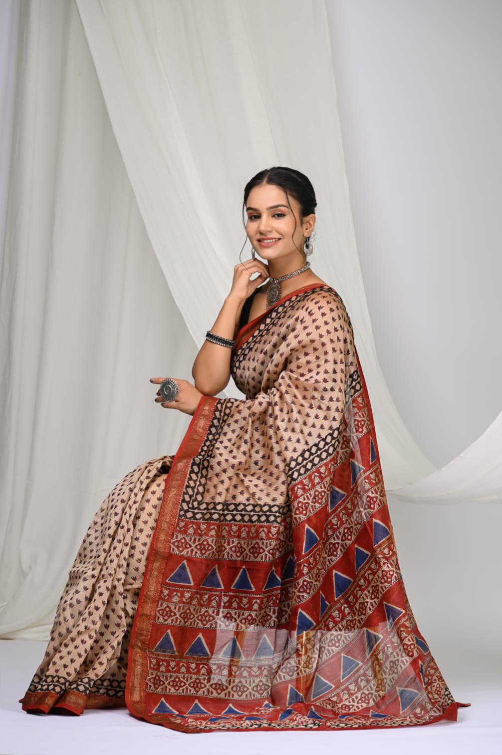 🍁new arrival🍁
Naspal pomegranate print
👌Maheswari silk saree👌
Hand block printed Maheswari silk sarees with blouse
Size- 6.5 with blouse
Quality- silk by silk
Approx weight- 470 gram
👉Pure hand block