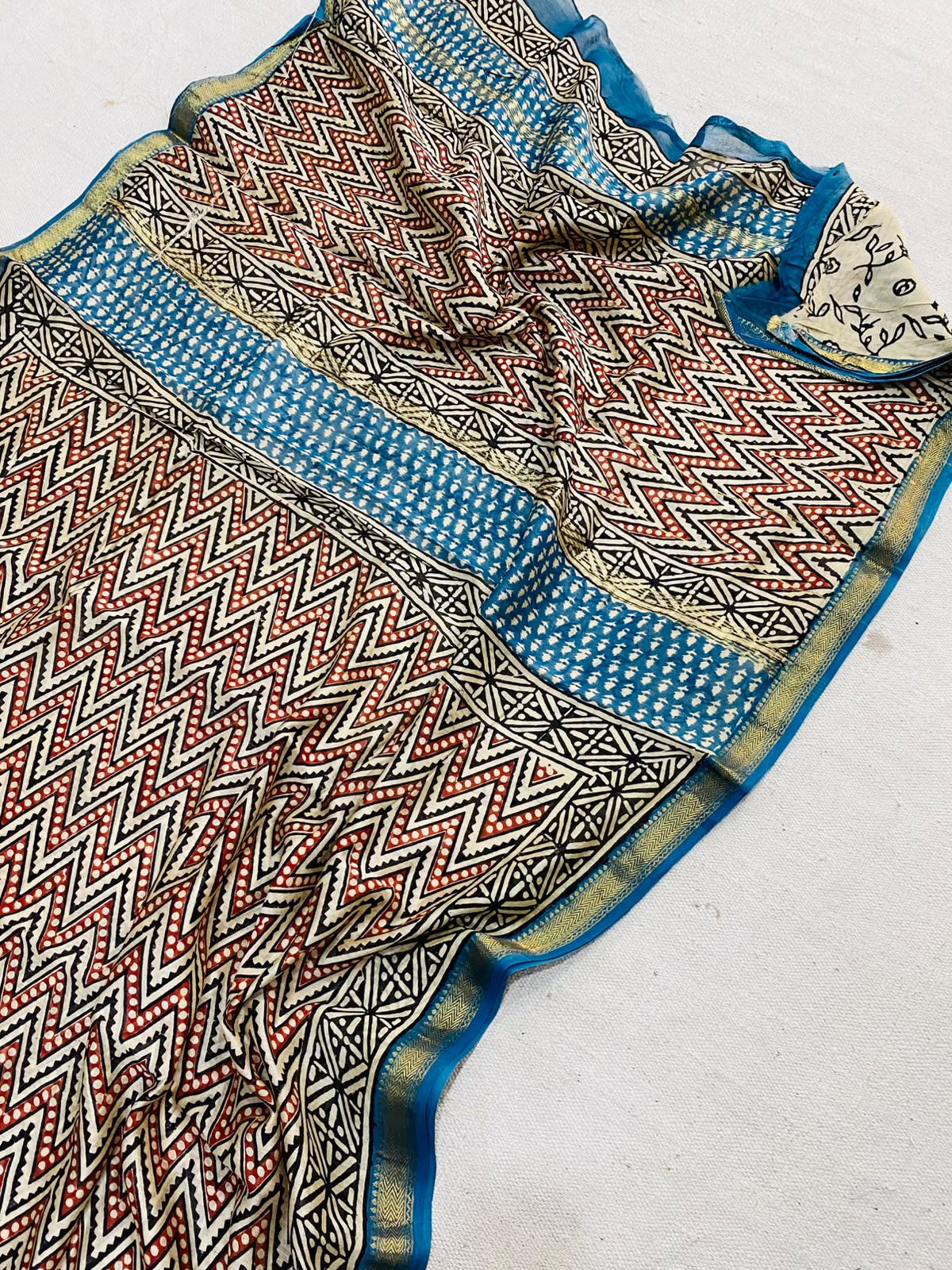 Let’s Wear #ethicallymade✅
🍁Beautifully Crafted Maheshwari Silk Saree collection🍁
Specially Designed in Bagru jahota rapid dabu hand block print
100% Natural Dye
Fabric : Maheshwari Silk
Length : 5.5 Meters
Blouse Piece : 0.90 Meter