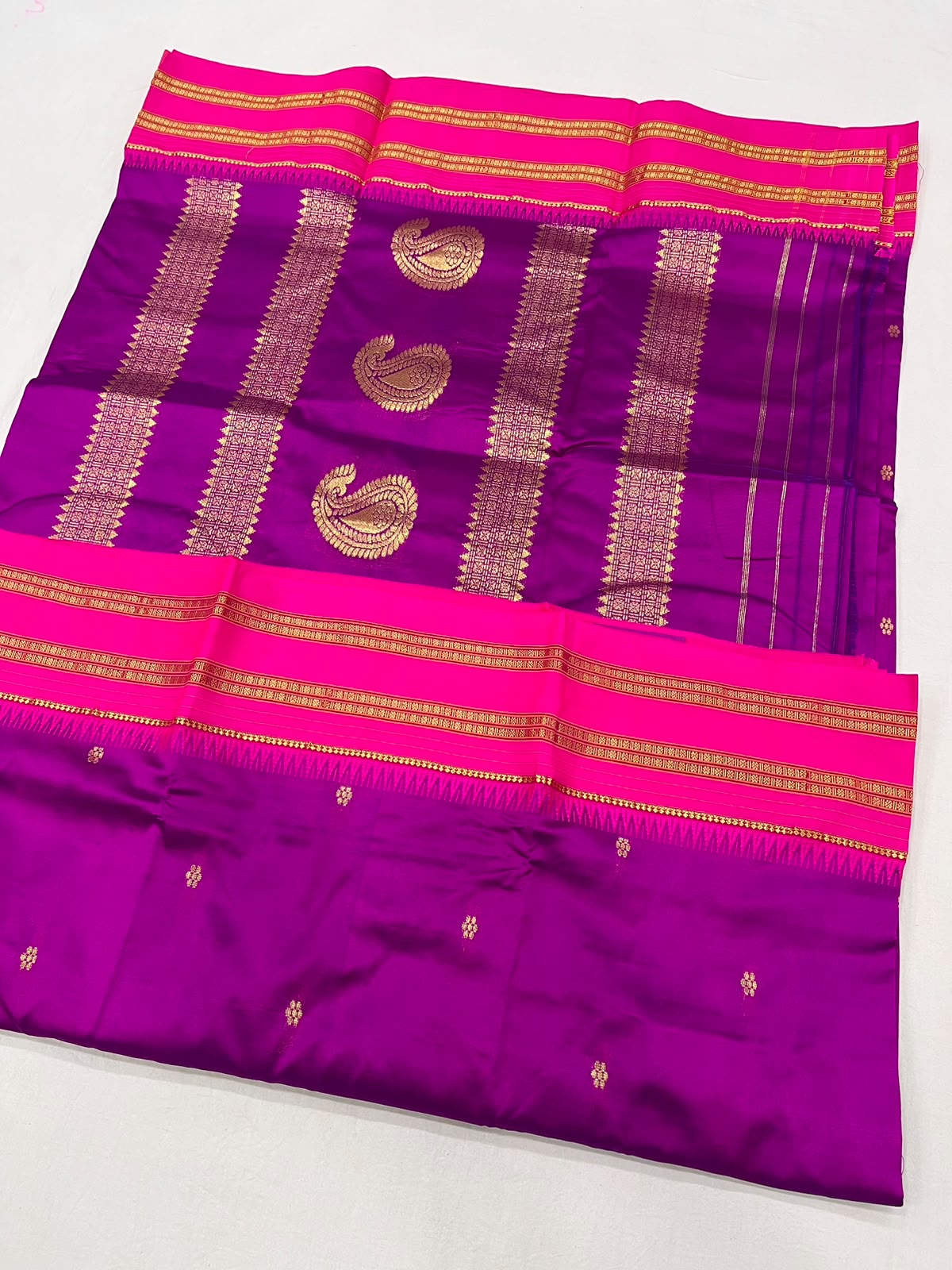 *Narayanpeth silk saree*
Running blouse
Shoulder butti
Pure silk
*Price: 6300/- + ship*