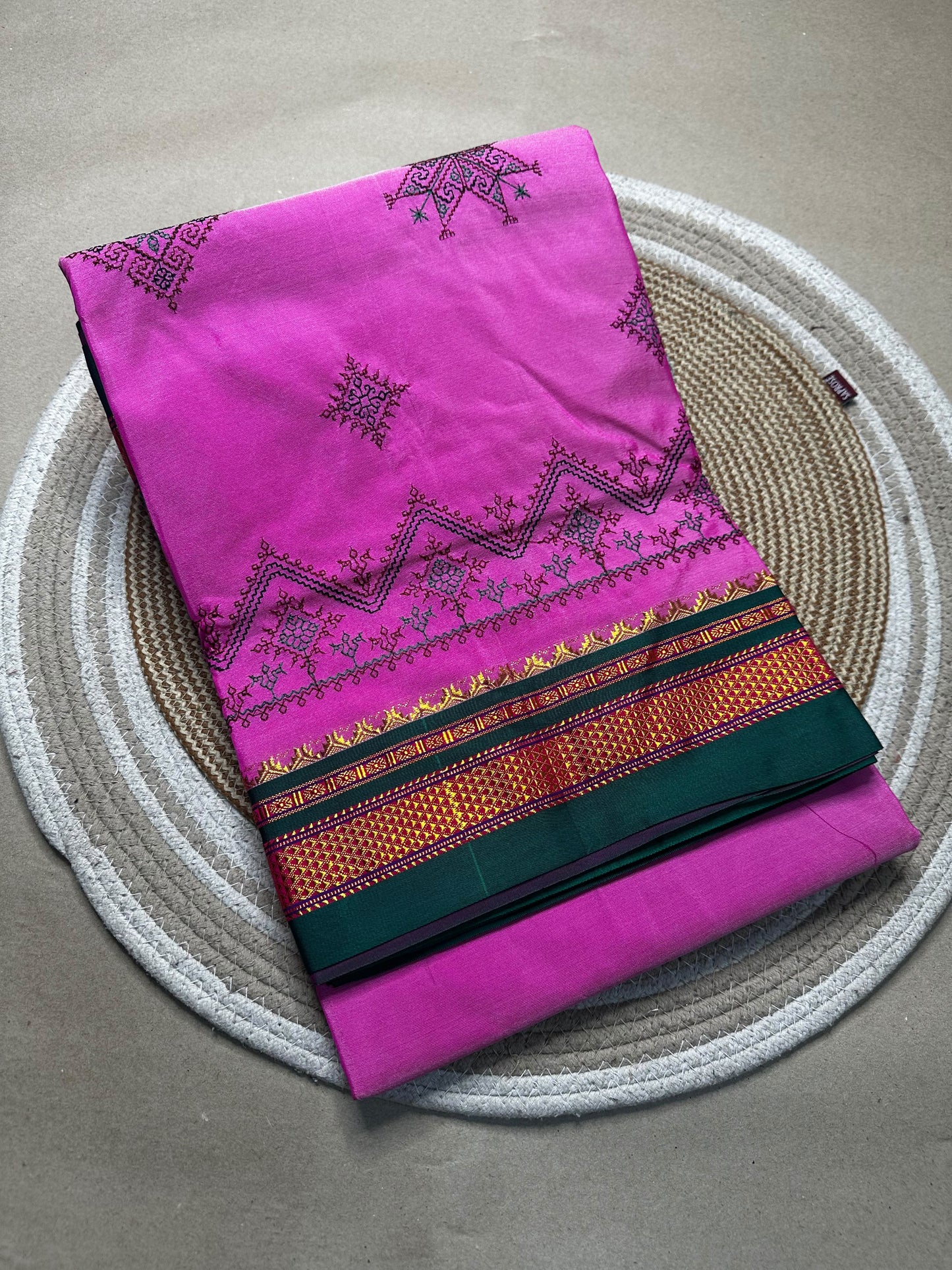 Ek muniya
cotton handwoven
paithanis