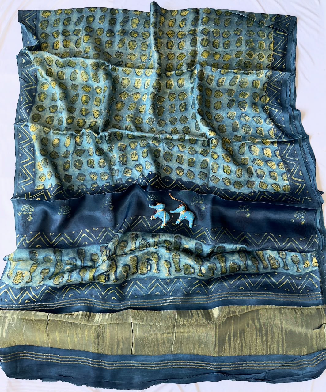 Expo quality *Pure 100% LAGDI PATTA MODAL Gajji Silk Saree*
Bagru handblock print
Ajrakh print & Rapid print
Print detail's
*Ayurveda Redefined Anar chilka*
*Nashpal dye Ajrakh print*
*Hand Block & dabu print*
Use only natural
(Pomegranate peel)
With beautiful printed blouse
Saree length:- 6.5m with blouse 👚
Premium quality
