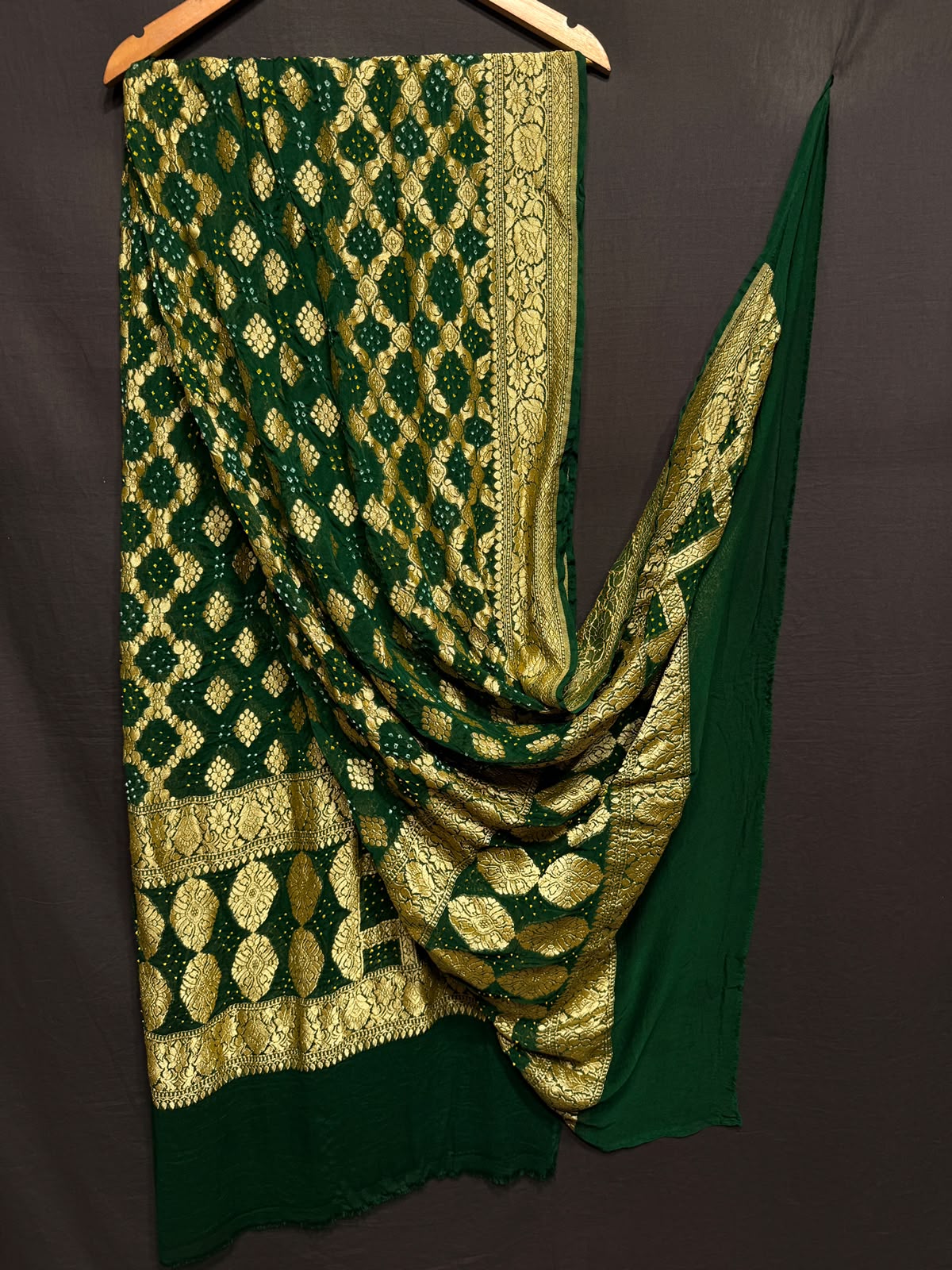 **Nim Zari Bandhej Dupatta**
- **Fabric:** handwoven Georgette
- **Design:** Beautiful Bandhej, Real Nimzari
- **Quality:** Best quality & colour
- ** colour:** pastel & Dark
**Description:**
- **Length:** 2.50 meters, full length
- **Use:** Dress & Lehenga Choli Dupatta