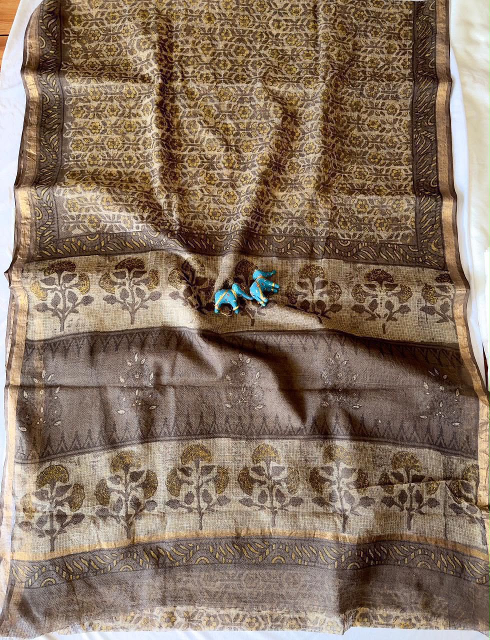 Summer special collection
Vanaspati ajark print
Kota saree new collection of Bagru print
New collection Saree Kota Doriya .
Hand made
Block print , Dabu print , Bagru print , vaspati print, ajark prijt
Saree length 5.5 mtr
Blouse. 80cm
Hand block printed.