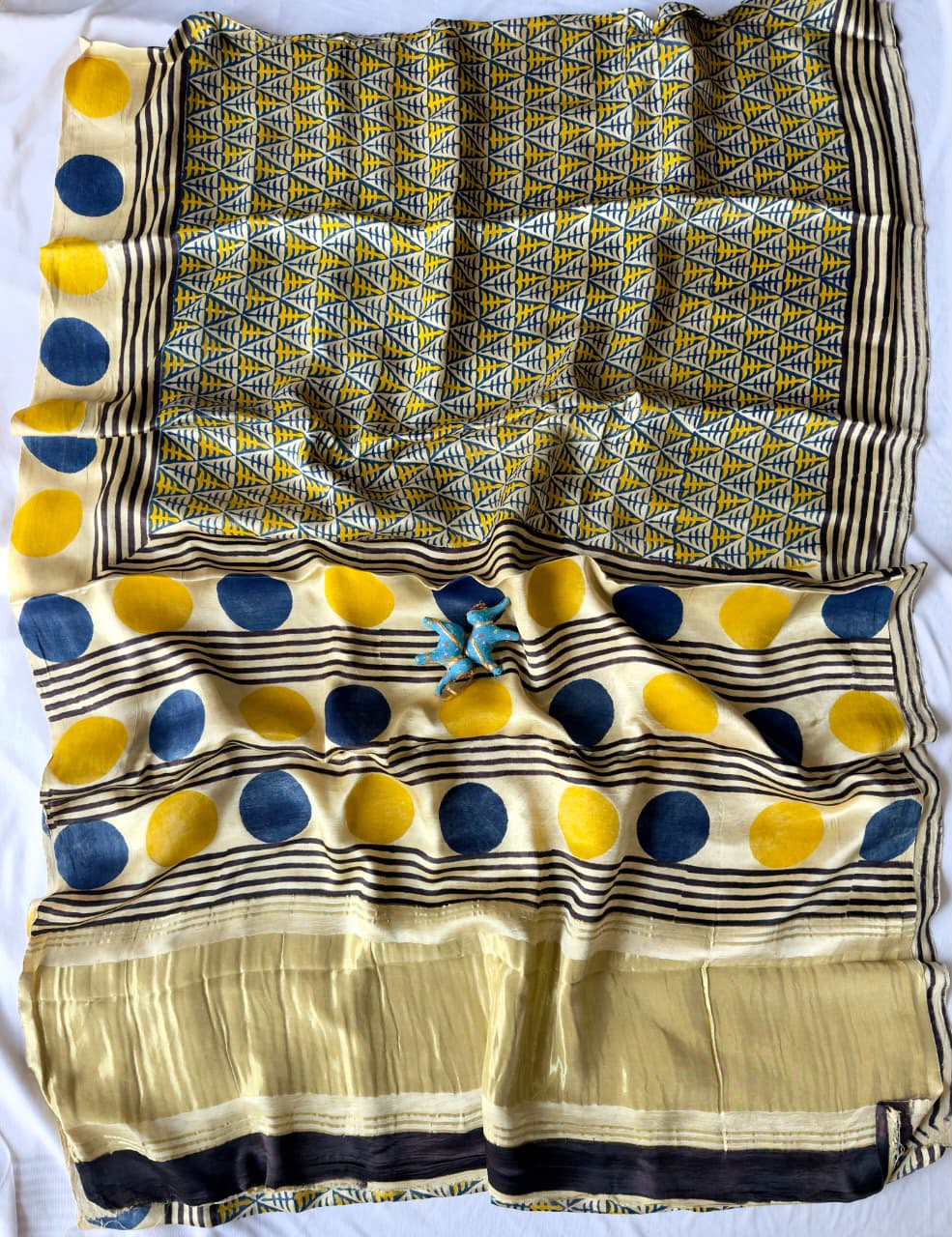 Expo quality *Pure 100% LAGDI PATTA MODAL Gajji Silk Saree*
Bagru handblock print
Ajrakh print & Rapid print
Print detail's
*Ayurveda Redefined Anar chilka*
*Nashpal dye Ajrakh print*
*Hand Block & dabu print*
Use only natural
(Pomegranate peel)
With beautiful printed blouse
Saree length:- 6.5m with blouse 👚
Premium quality