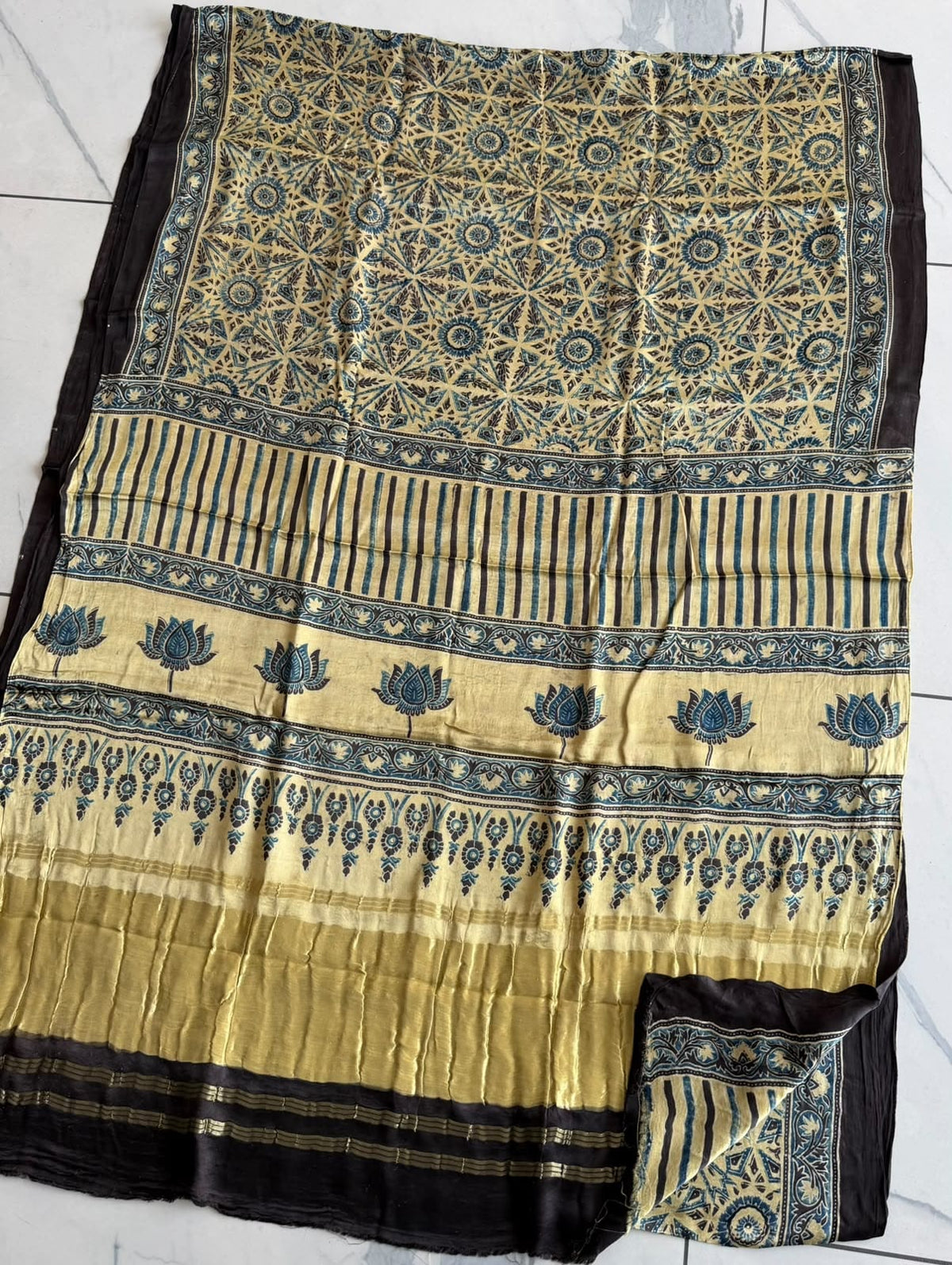 New Arrival Premium Modal Silk 2pc Suit
Top – Modal Silk (2.50 mtr)
Dupatta – Modal Silk (2.50 mtr)
Vanaspati Ajrakh
Kutch Ajrakh Elegant look | Premium Quality | Festive & Party Wear