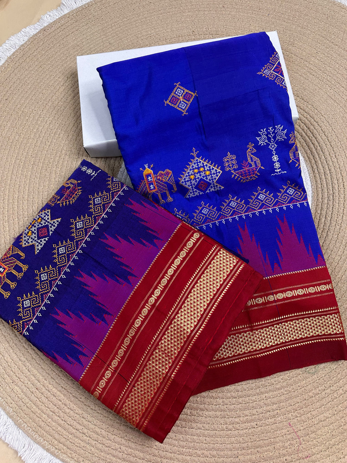 Material - Maserised cotton
Border - Temple border, Chikki Paras
Saree Name -Tana warpa kasuti saree
Pallu -Ilkal pallu
Blouse -contrast
Handloom -no
Saree length- 6.2
