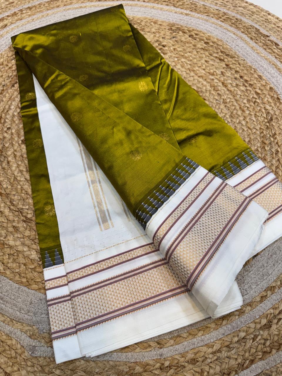 *All New Colours*
*Exclusive silk ilkal saree*
*Pure silk korvai temple border* with *body butta* design superior quality ilkal saree & contrast blouse
6.10mtrs length
Full body pure silk
Border, pallu & blouse semi silk