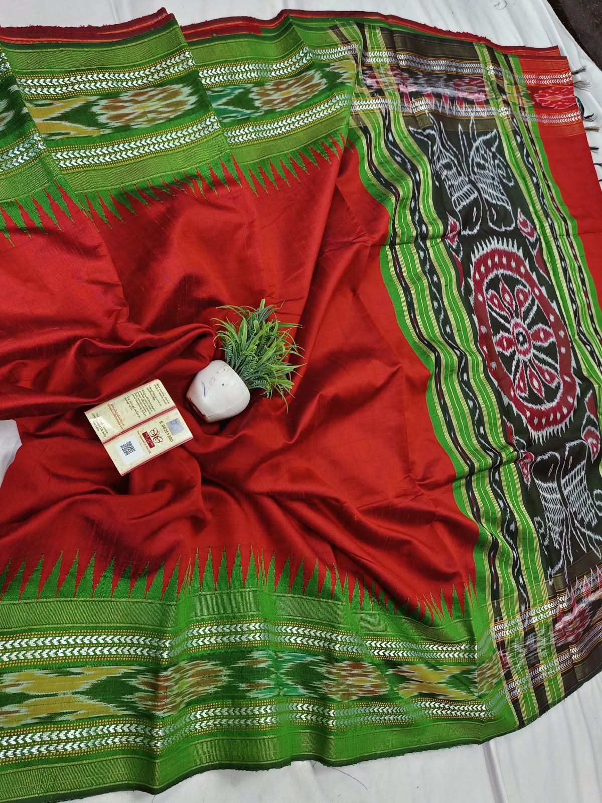 *Pure raw silk handloom Ikkat and vidarbha temple border saree with contrast blouse*
Pure raw silk saree
Silk mark certified
Handloom made
Best quality