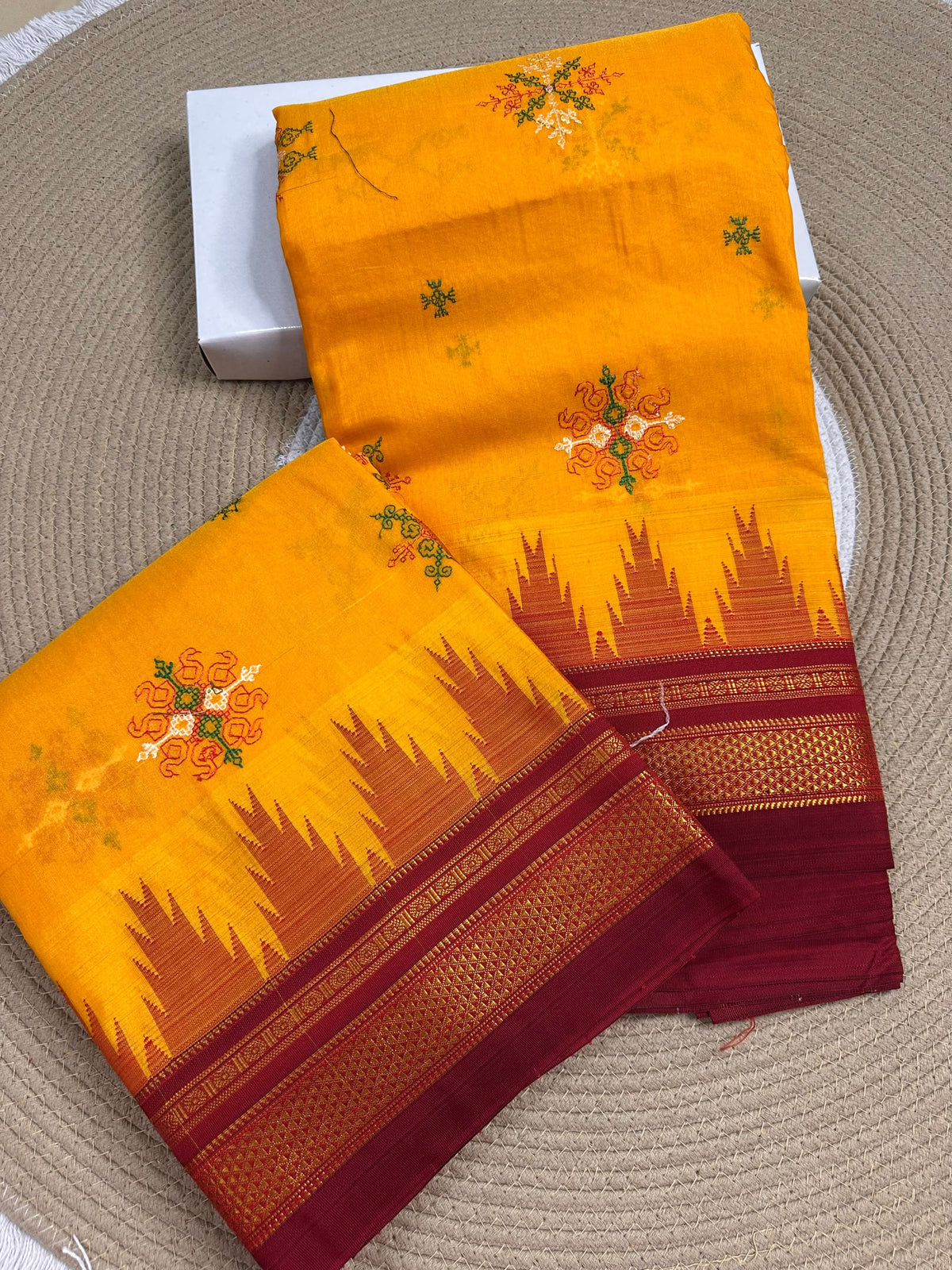 Material - Maserised cotton
Border - Temple border, Chikki Paras
Saree Name -Tana warpa kasuti saree
Pallu -Ilkal pallu
Blouse -contrast
Handloom -no
Saree length- 6.2