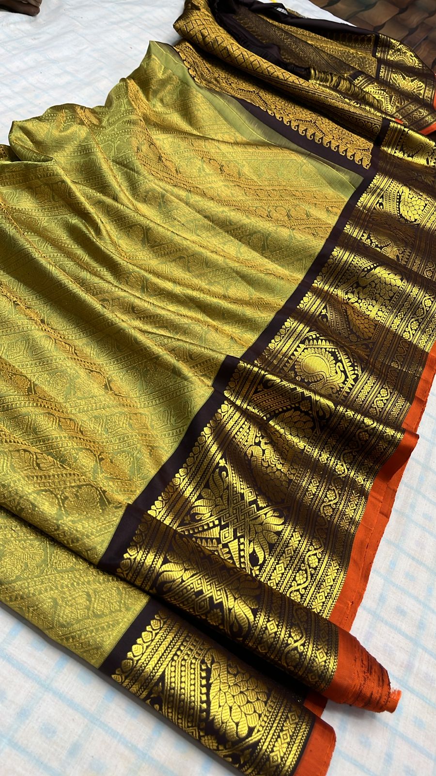 ✨✨Pure Gadwal Traditional
Border Brocade
Pattu Sarees ✨✨