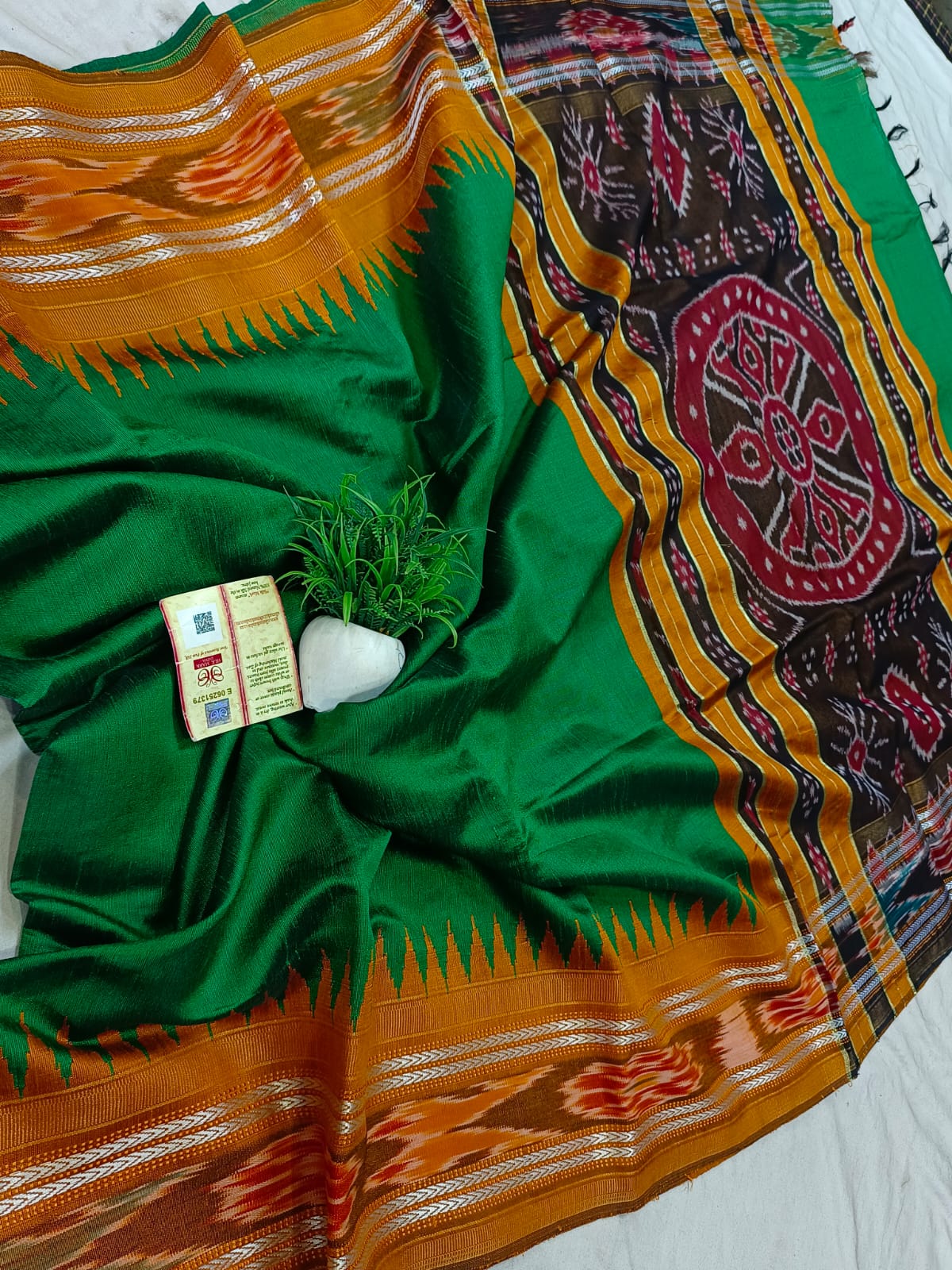 *Pure raw silk handloom Ikkat and vidarbha temple border saree with contrast blouse*
Pure raw silk saree
Silk mark certified
Handloom made
Best quality
Ready to despatch