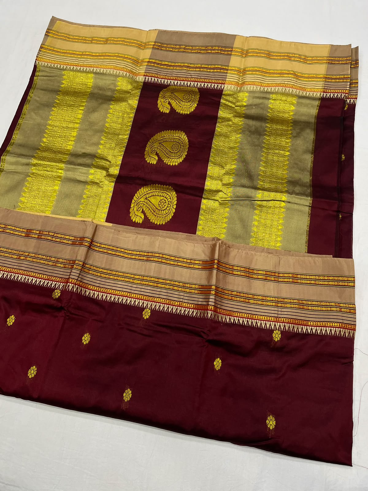 *Narayanpeth silk saree*
Running blouse
Shoulder butti
Pure silk
*Price: 6300/- + ship*