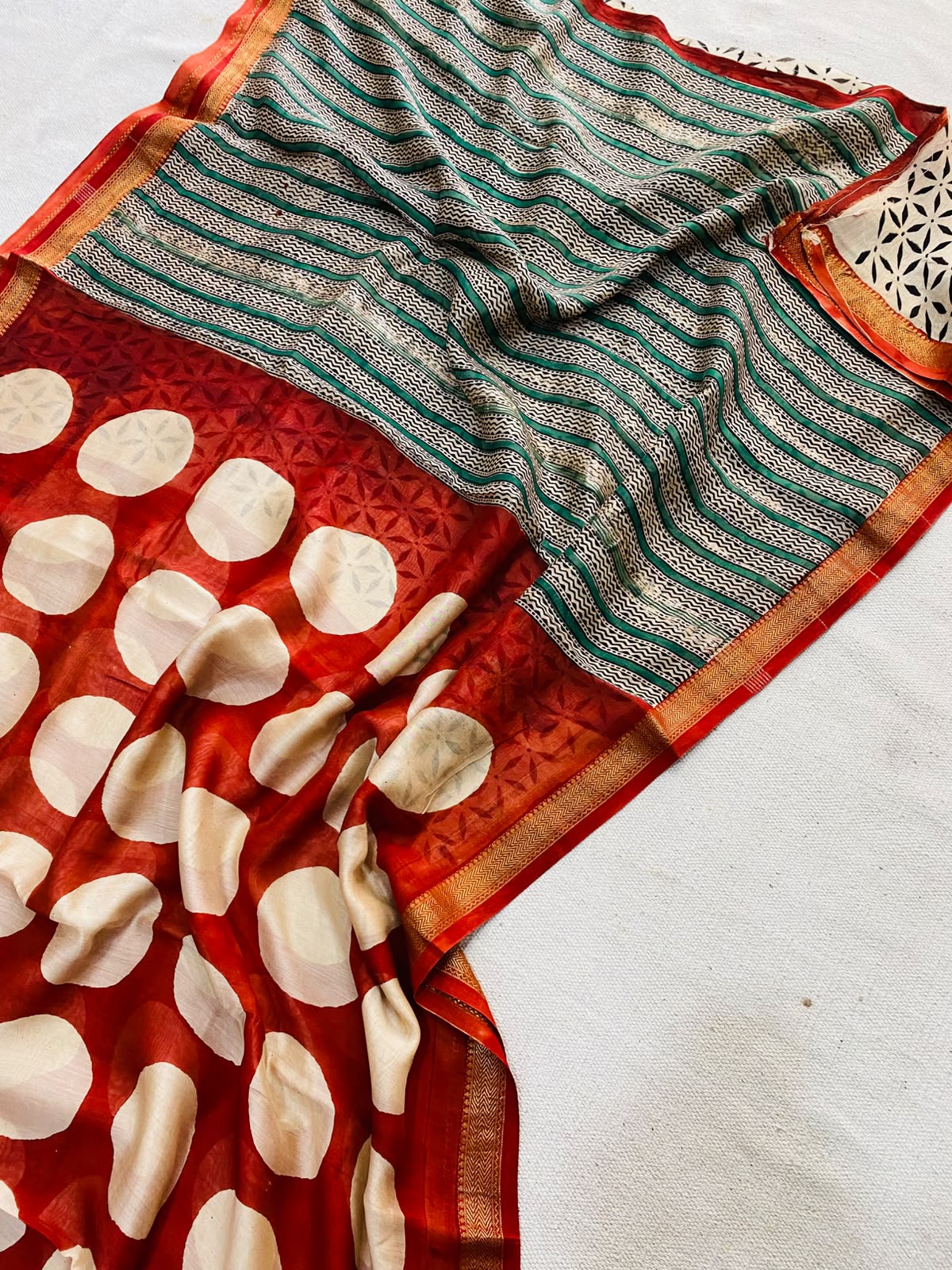 Let’s Wear #ethicallymade✅
🍁Beautifully Crafted Maheshwari Silk Saree collection🍁
Specially Designed in Bagru jahota rapid dabu hand block print
100% Natural Dye
Fabric : Maheshwari Silk
Length : 5.5 Meters
Blouse Piece : 0.90 Meter
