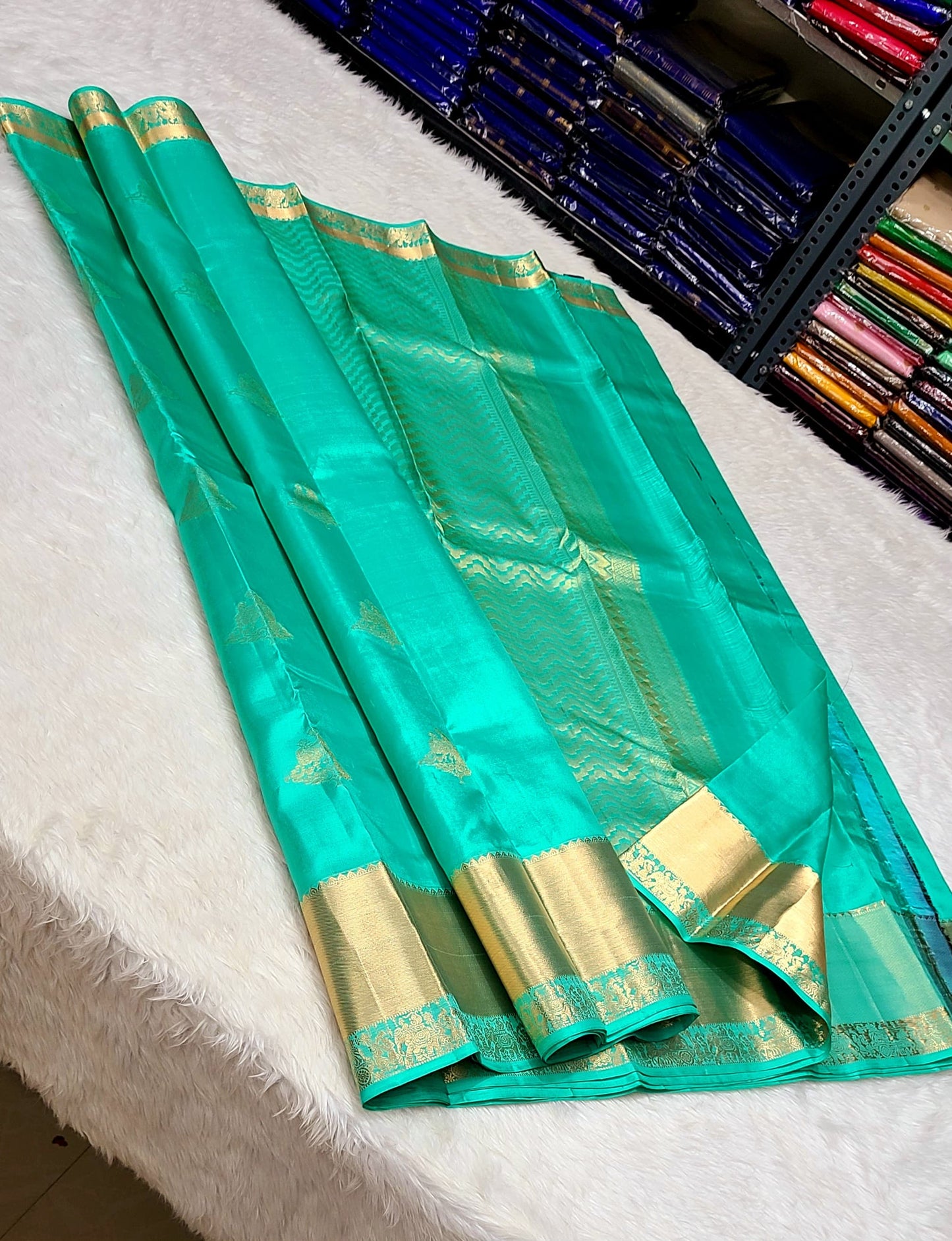 *100% PURE Pure Silk KanjeevaramPURAM HANDWOVEN VERY PREMIUM QUALITY 1G SELF PATTERN SILK SAREES*
*1 GRAM GOLD PURE ZARI WEAVING*
*SILK MARK CERTIFICATE ATTACHED*
GOLD ZARI WEAVING PAKKKA HANDLOOM
EXCLUSIVE COLLECTION SUNDAY OFFER
