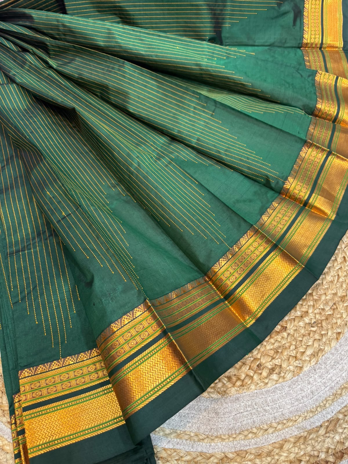 *Ilkal saree with silk mark approved*
*Pure silk chukki Faras border* superior quality
Body small checks design popularly known as *Chaduranga Chukki* & *Zari lines* ilkal saree
With running blouse saree
*Price - 16500