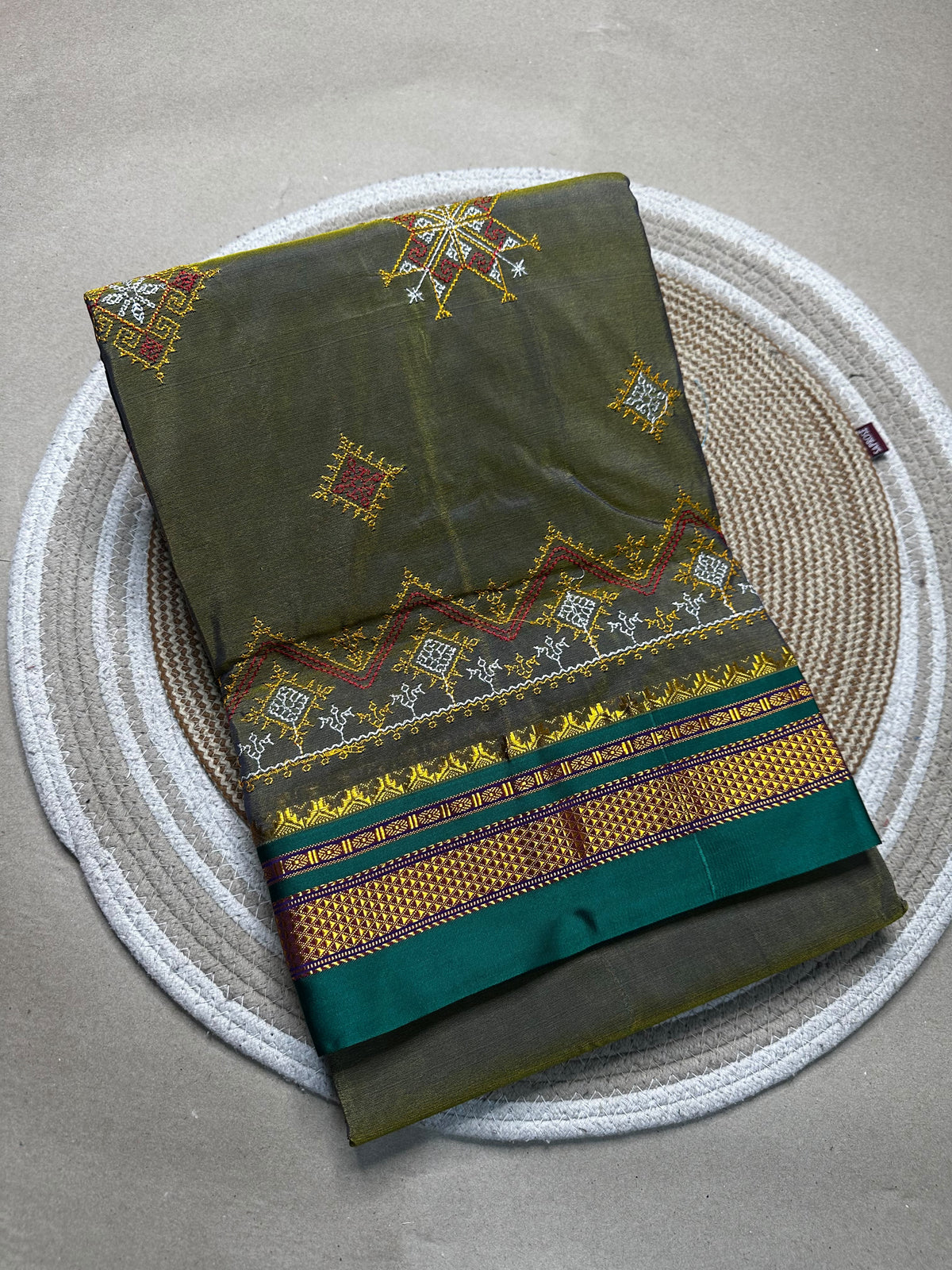 Material - shiny Maserised blended blended silk
Border - chikki paras
Saree Name -ilkal special kasuti saree
Pallu -patti pallu
Blouse -running
Handloom -no
Saree length- 6.2