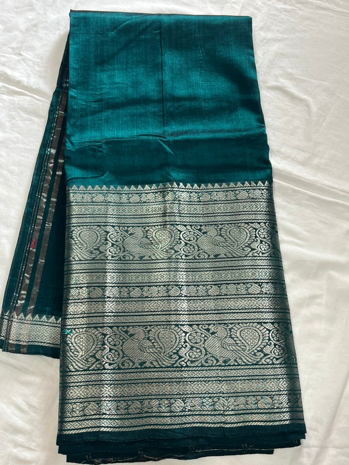 **Material **:- Mangalagiri handloom pattu by cotton (silk cotton)
**Mode **:- 400/50 big Kanchi border saree with all-over plain pattu and tick weavings sarees
Running zari lines pallu & plain blouse