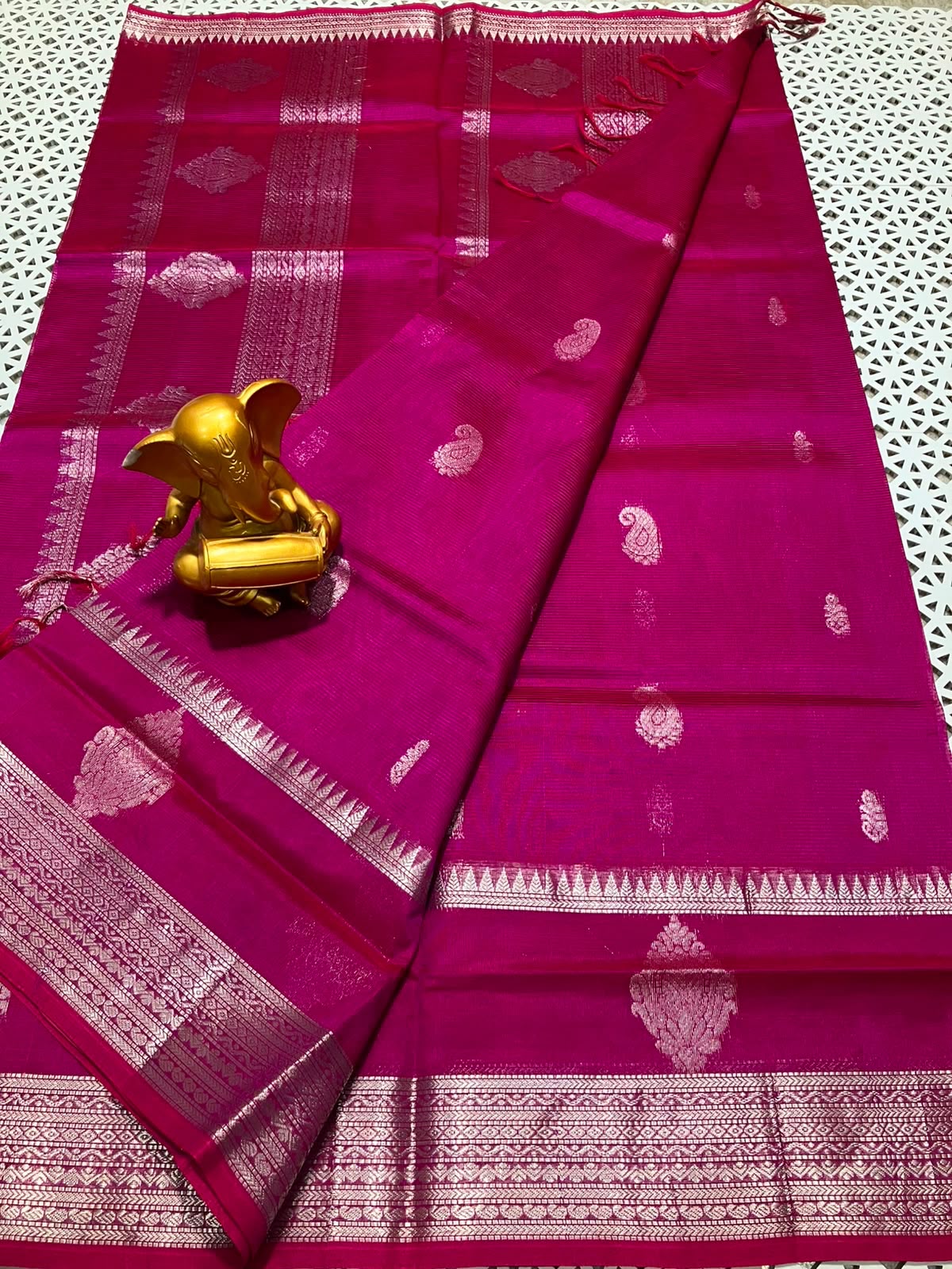 *Material*:Mangalagiri Pattu by cotton
*Model*:Kanchi border checks and butta Pattu sarees
Contrast pallu and blouses
Running pallu and blouses