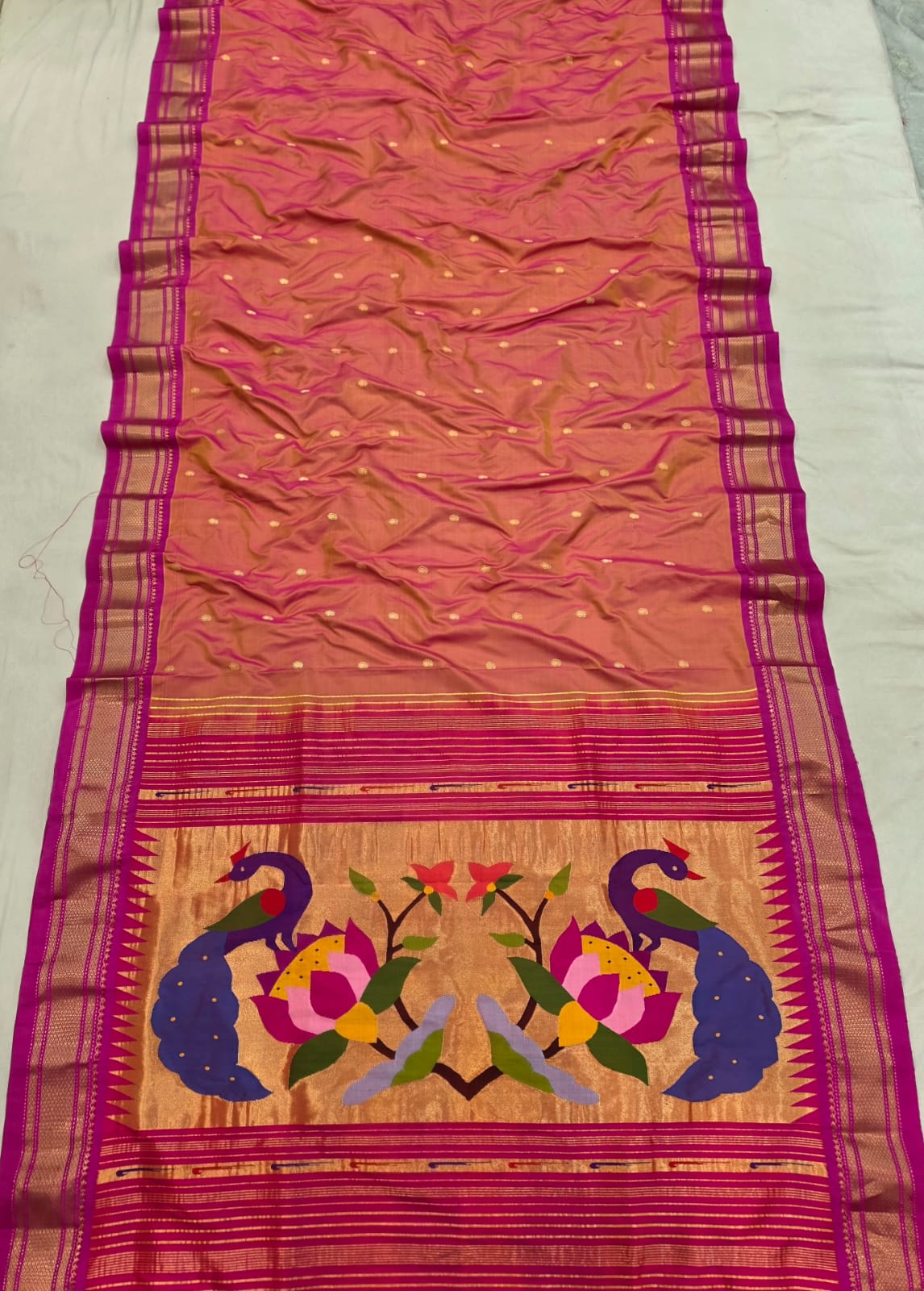 *Yeola Paithani*
Pure Silk
Fancy pallu
💯 Handwoven
Silkmark Certified
Shoulder Buttis
Quality Weaving 👌🏼
With Running Blouse