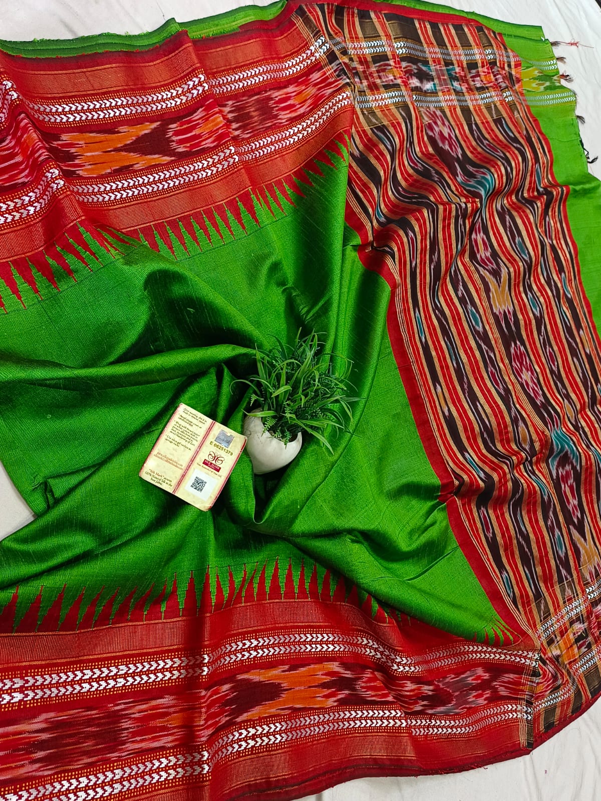 *Pure raw silk handloom Ikkat and vidarbha temple border saree with contrast blouse*
Pure raw silk saree
Silk mark certified
Handloom made
Best quality
Ready to despatch