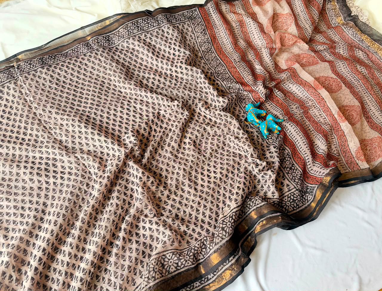 Summer special collection
Vanaspati ajark print
Kota saree new collection of Bagru print
New collection Saree Kota Doriya .
Hand made
Block print , Dabu print , Bagru print , vaspati print, ajark prijt
Saree length 5.5 mtr
Blouse. 80cm
Hand block printed.