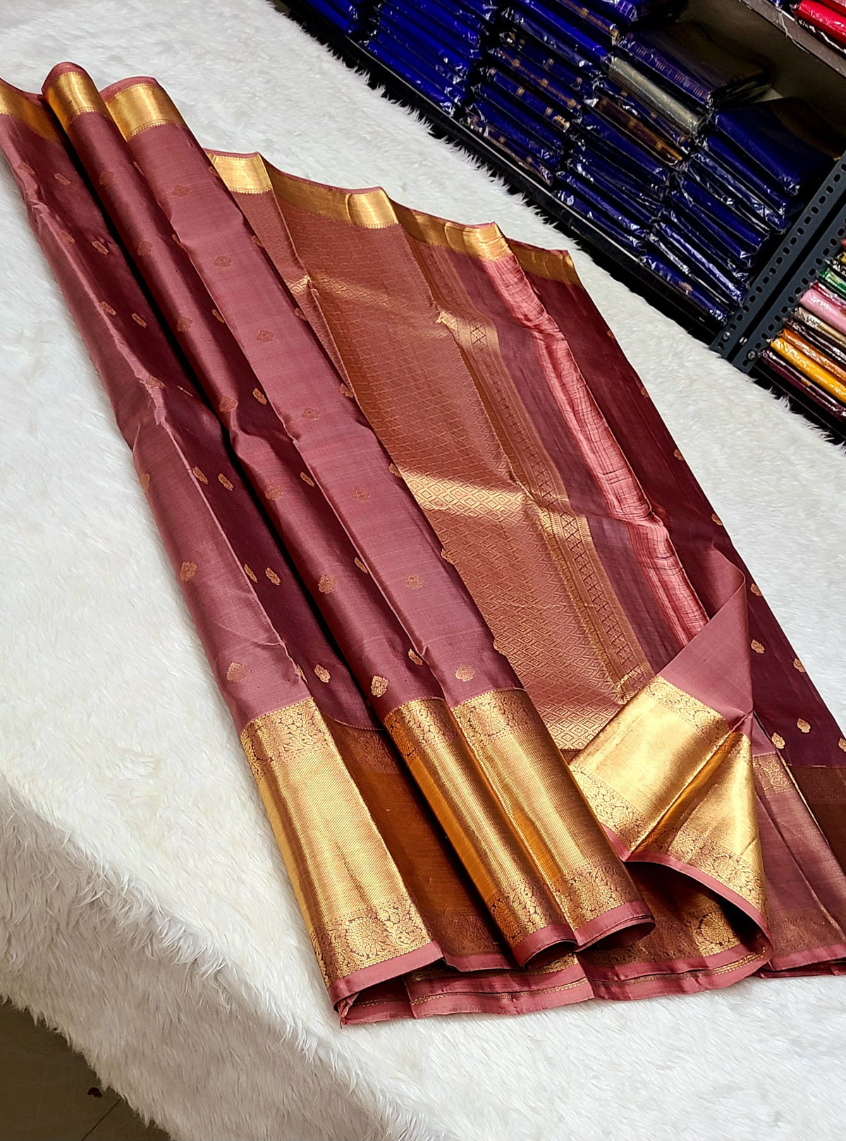 *100% PURE Pure Silk KanjeevaramPURAM HANDWOVEN VERY PREMIUM QUALITY 1G SELF PATTERN SILK SAREES*
*1 GRAM GOLD PURE ZARI WEAVING*
*SILK MARK CERTIFICATE ATTACHED*
GOLD ZARI WEAVING PAKKKA HANDLOOM
EXCLUSIVE COLLECTION SUNDAY OFFER