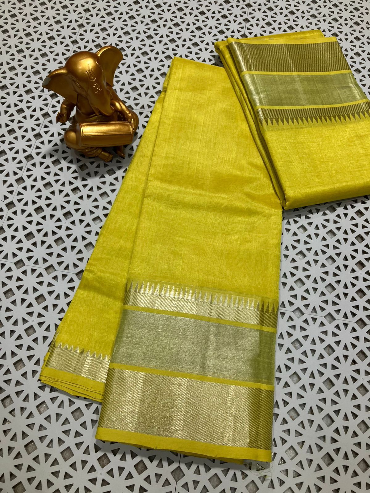 *Material*:Mangalagiri pure pattu by cotton
*Model*:250k jari border plain pure pattu sarees
Running pallu and blouse