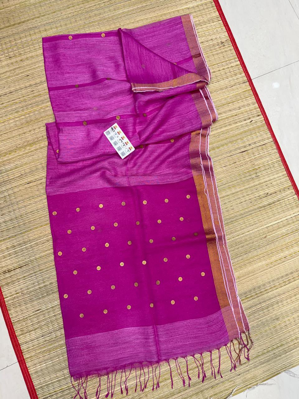 *Item Nam*- Authentic Pure Matka Handloom Silk Mark. Certified Jamdani
*with Government Silk Mark Tag*
*Metirials*- Reshom Matka
*BP*- Running