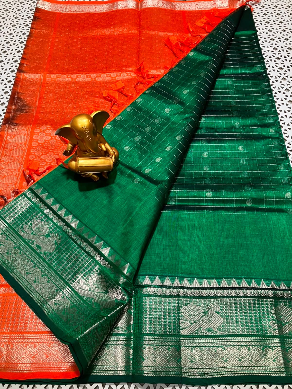 *Material*:Mangalagiri Pattu by cotton
*Model*:Kanchi border checks and butta Pattu sarees
Contrast pallu and blouses
Running pallu and blouses