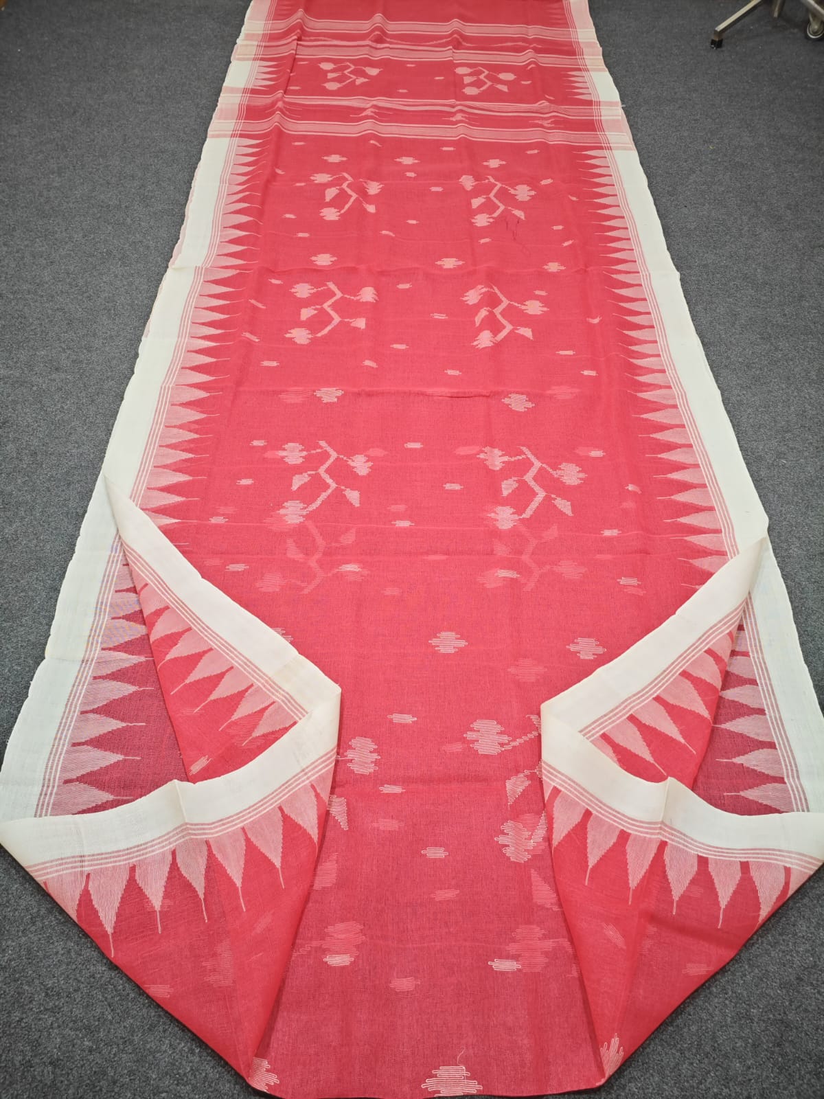 Authentic handloom
monipuri cotton saree
With bp