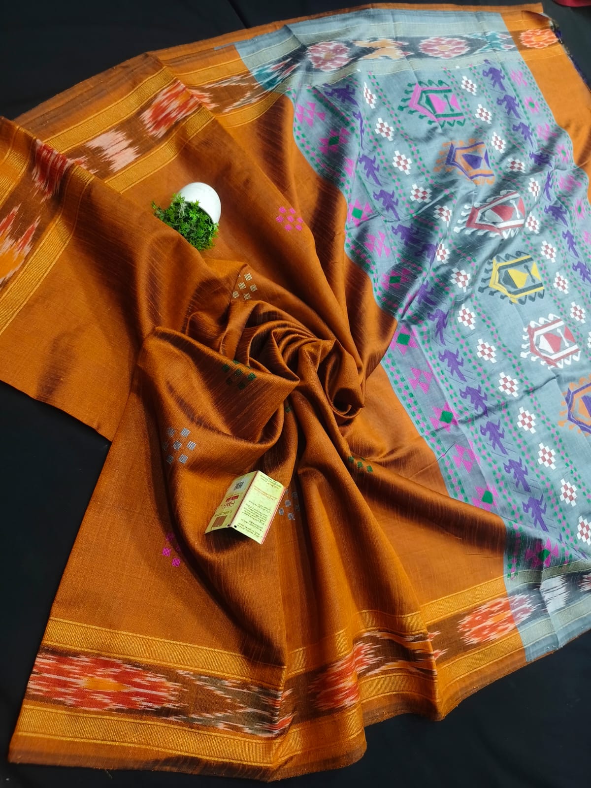 pure raw silk zari ikkat border body buta design saree dolavedy contrast pallu with contrast blouse saree*
raw silk saree
silk mark certified
handloom weaved