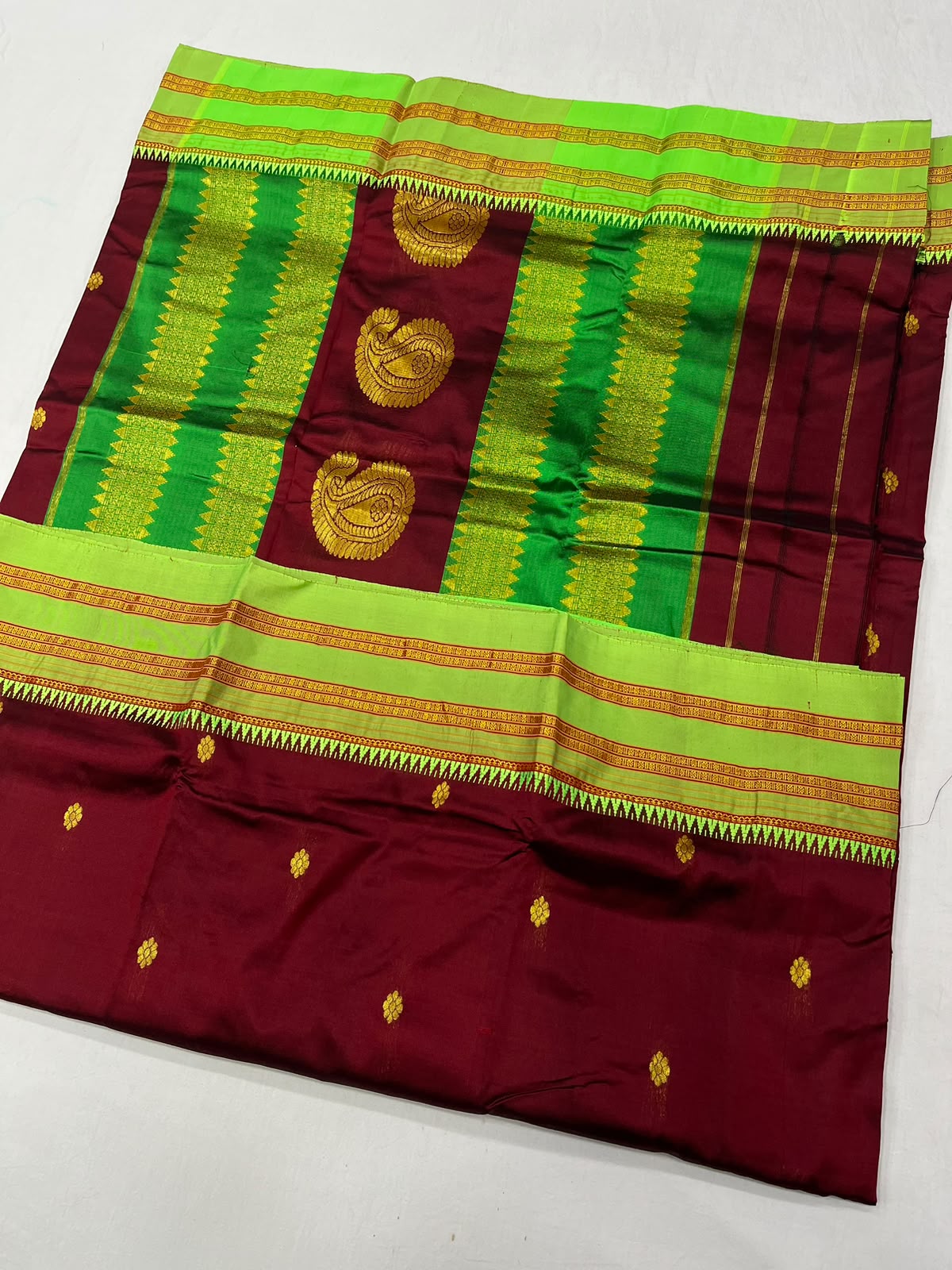 *Narayanpeth silk saree*
Running blouse
Shoulder butti
Pure silk
*Price: 6300/- + ship*